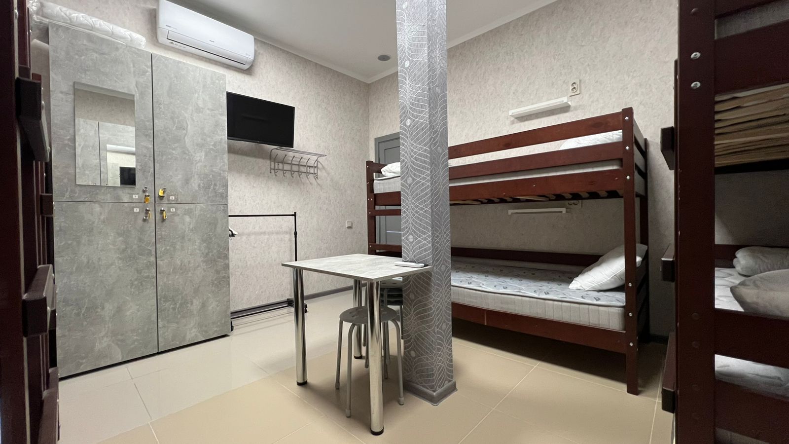 Общий номер для мужчин и женщин с 8 кроватями