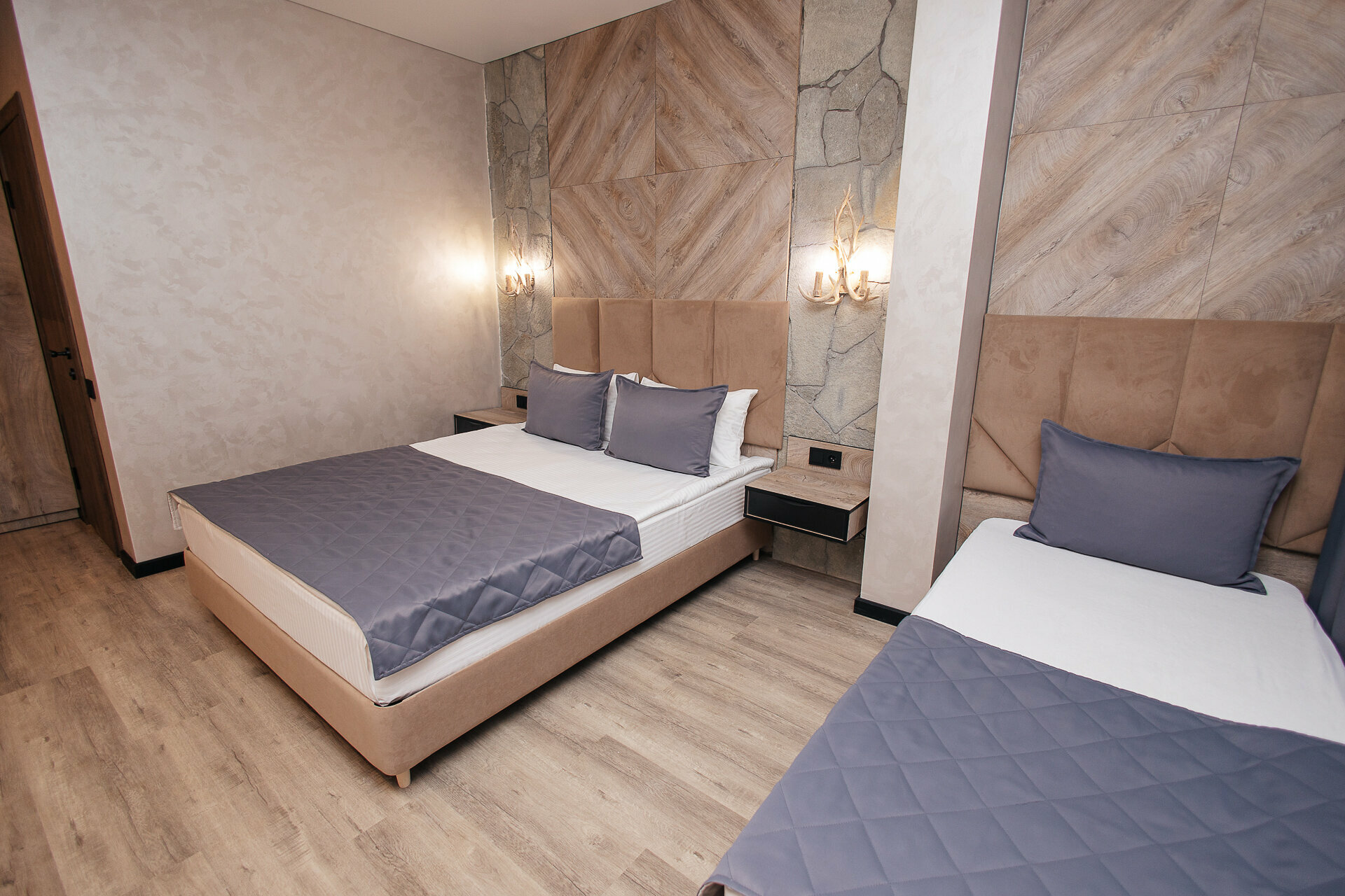 Двухместный с двуспальной кроватью и односпальной кроватью