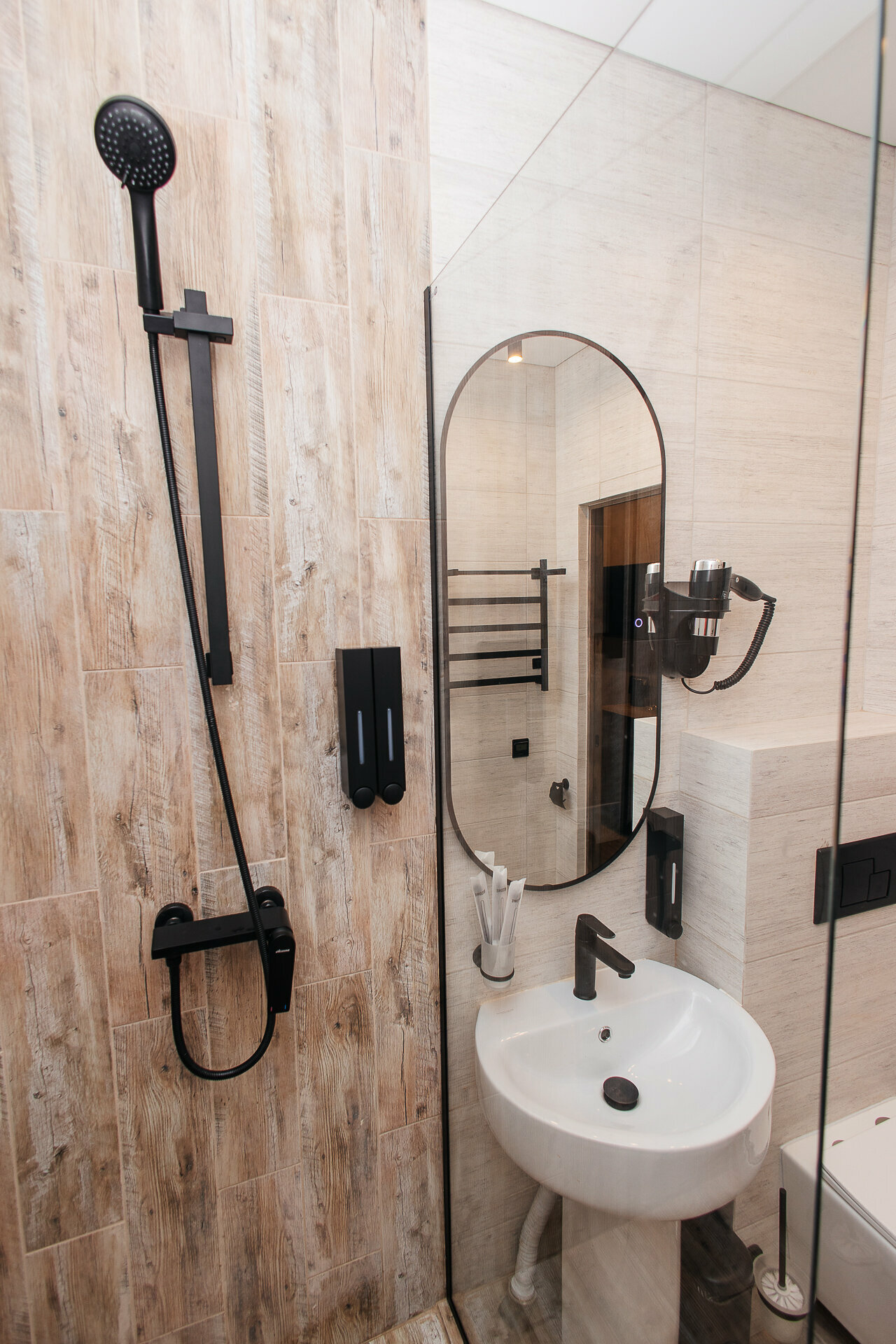 Двухместный с двуспальной кроватью и односпальной кроватью