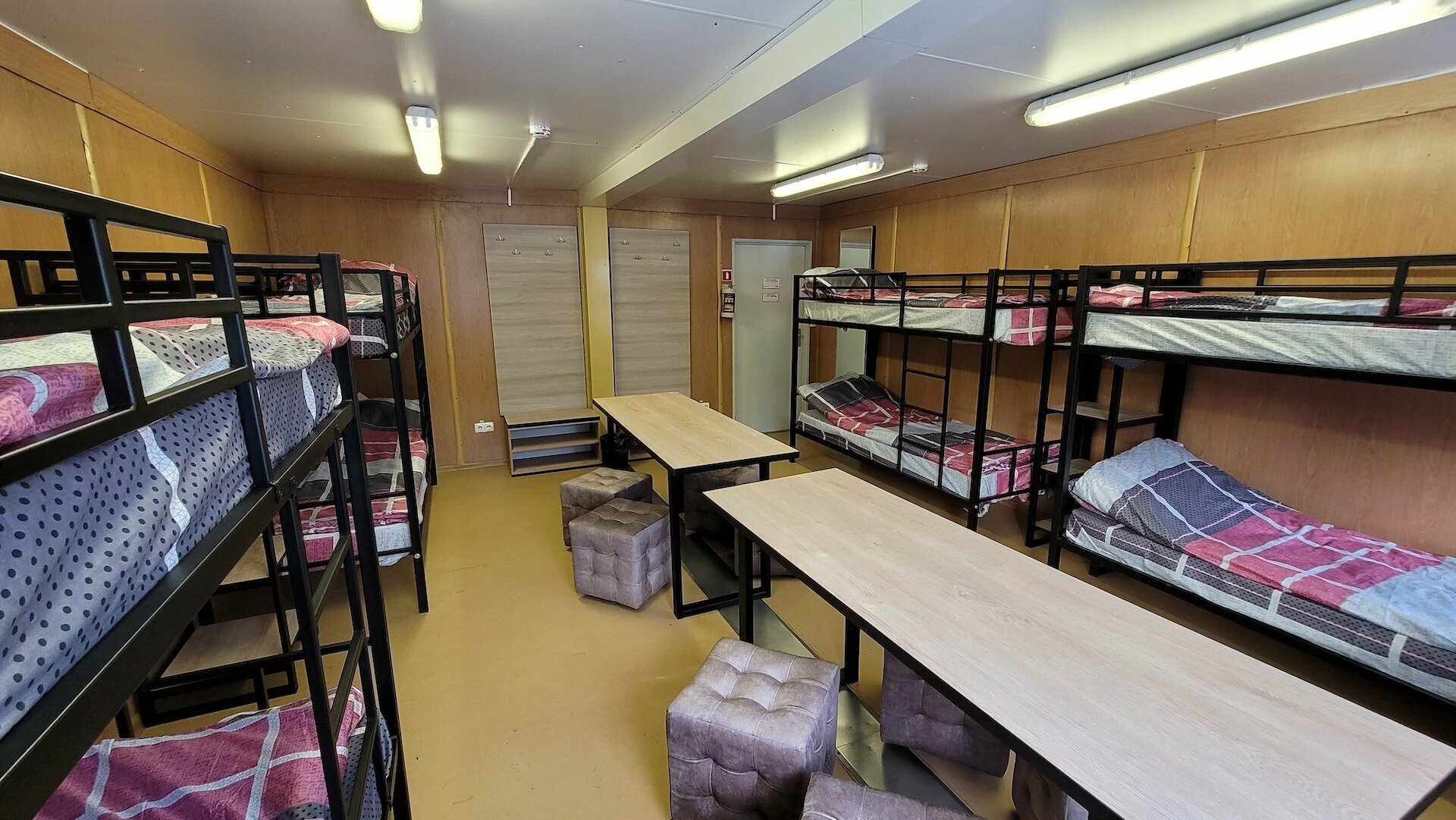 Семейный номер с общей ванной комнатой