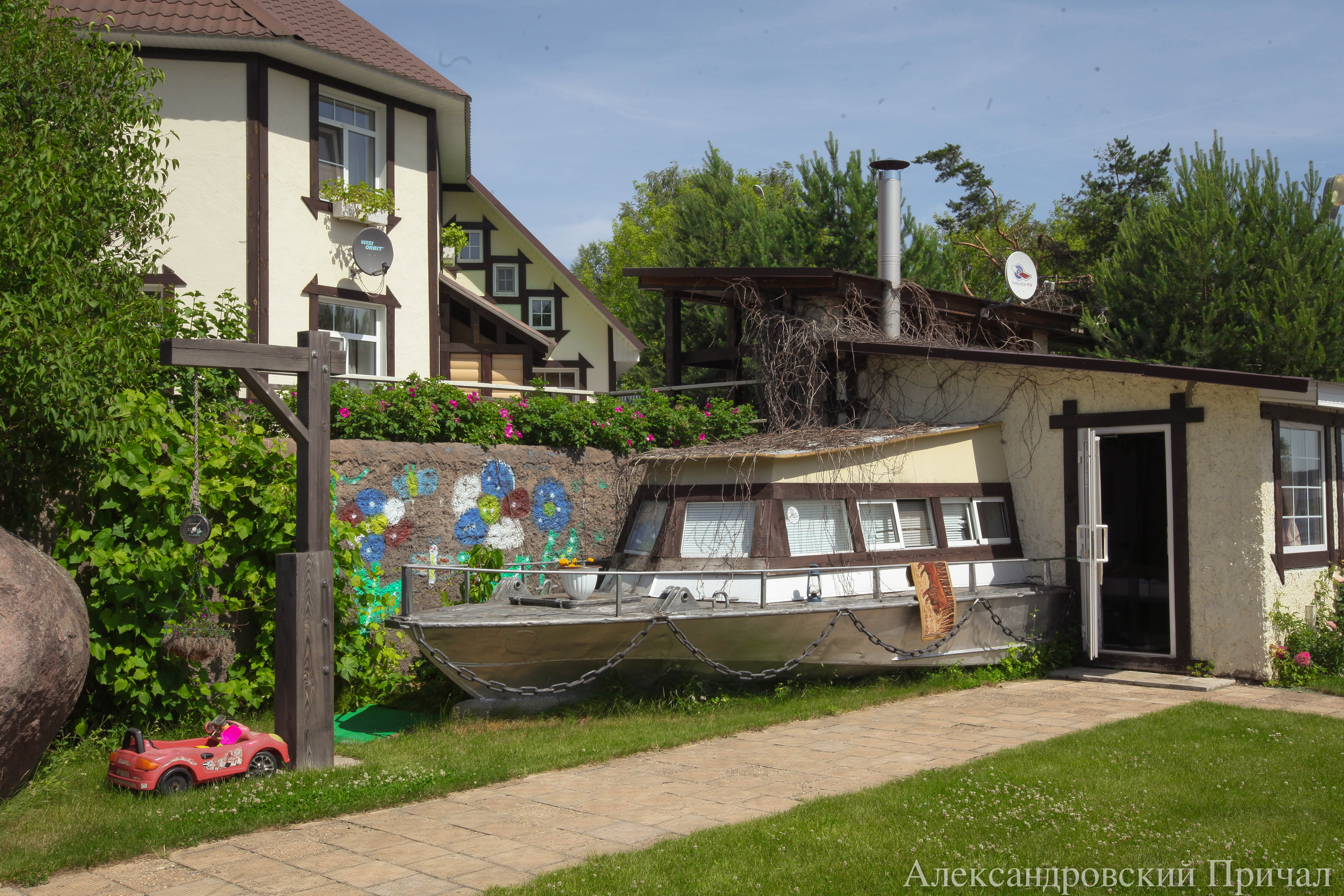 Трехместный номер с собственной ванной комнатой вне номера