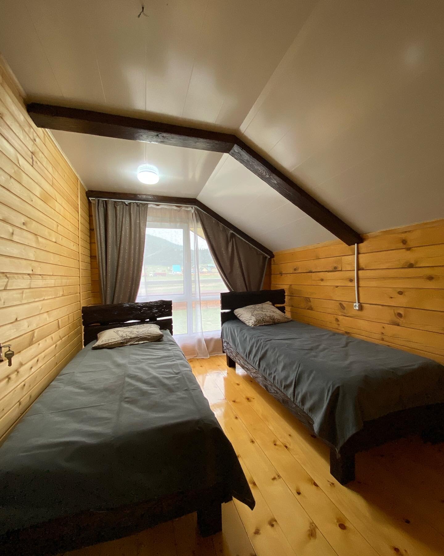 Благоустроенный двухэтажный деревянный дом на большую компанию, вмещающий до 8 человек. Идеальное место для дружеских встреч и семейных праздников. Комфорт и уют в каждом уголке!