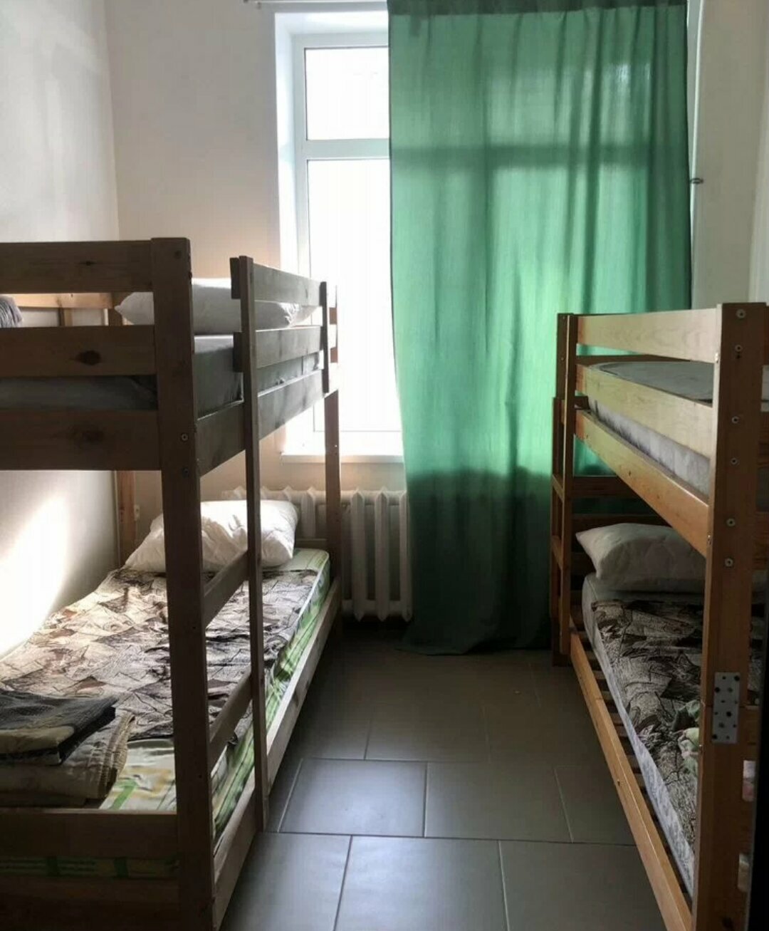 Четырехместный номер эконом-класса с общей ванной комнатой