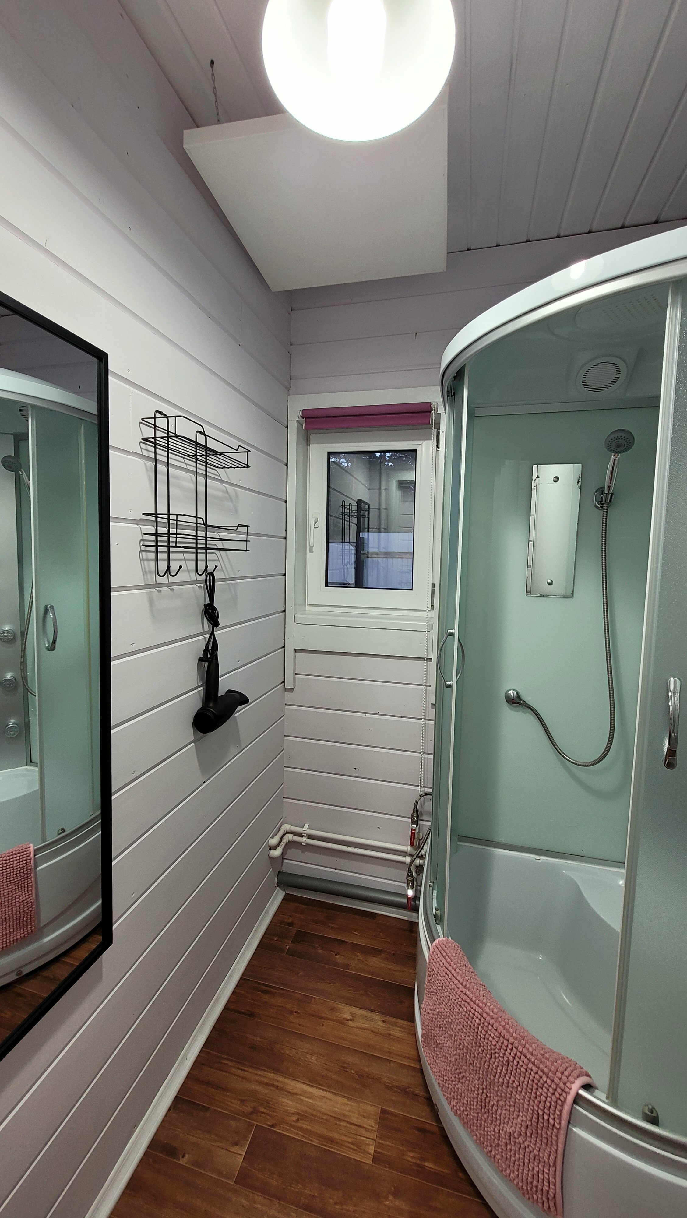 Двухместный номер с 2 отдельными кроватями и общей ванной комнатой