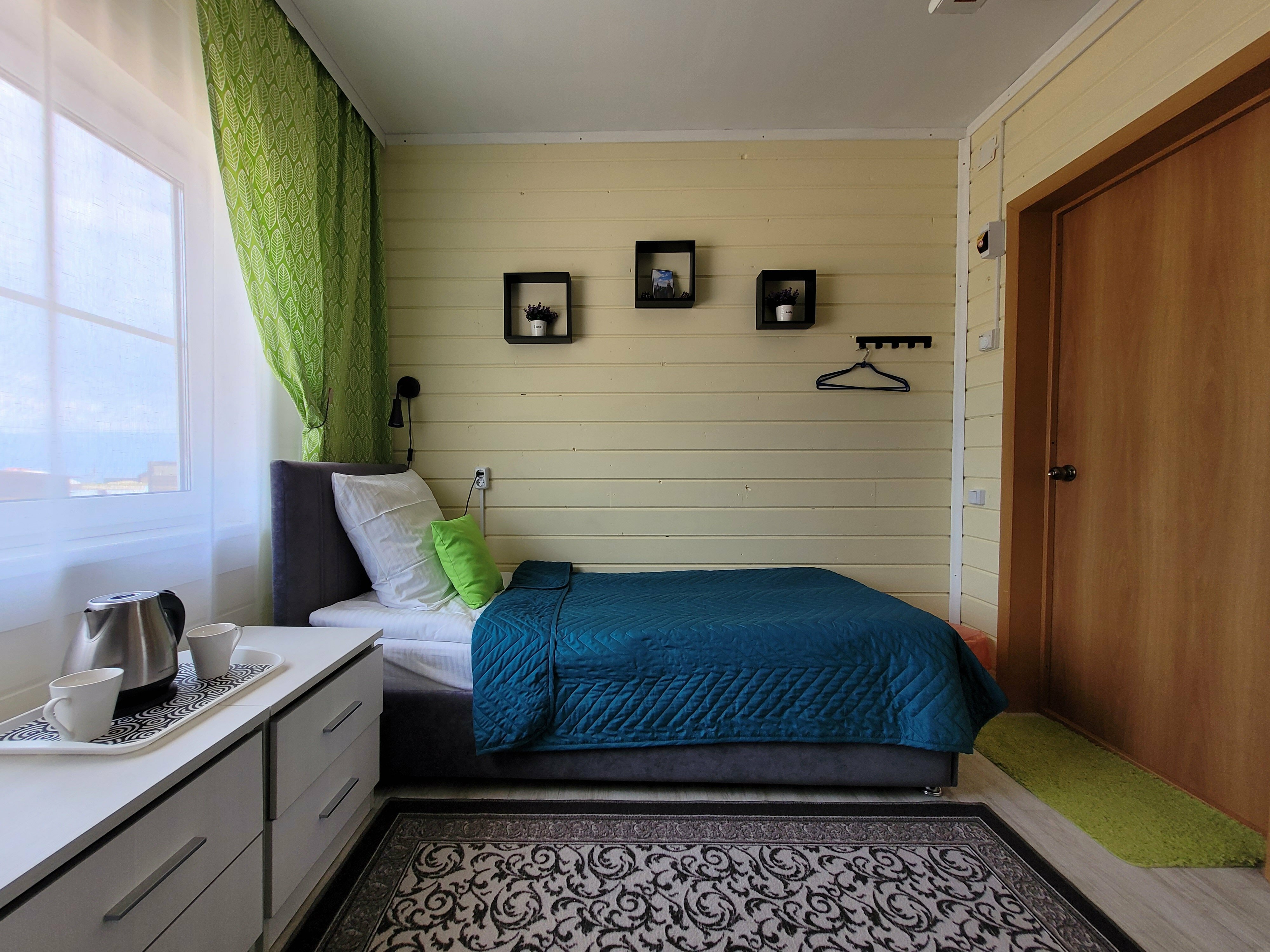 Двухместный номер с 2 отдельными кроватями и общей ванной комнатой