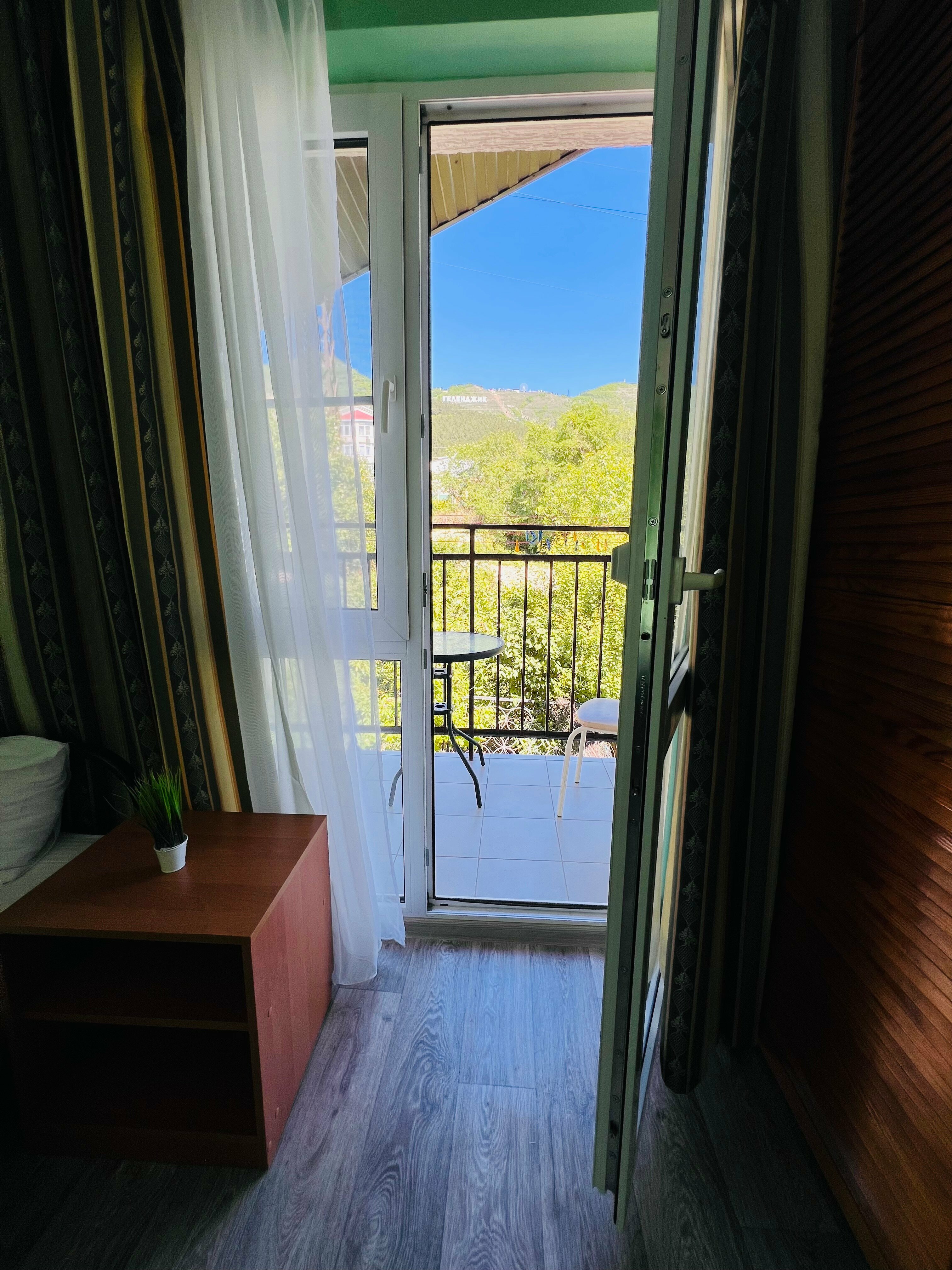 Четырехместный однокомнатный номер с видом на горы №7