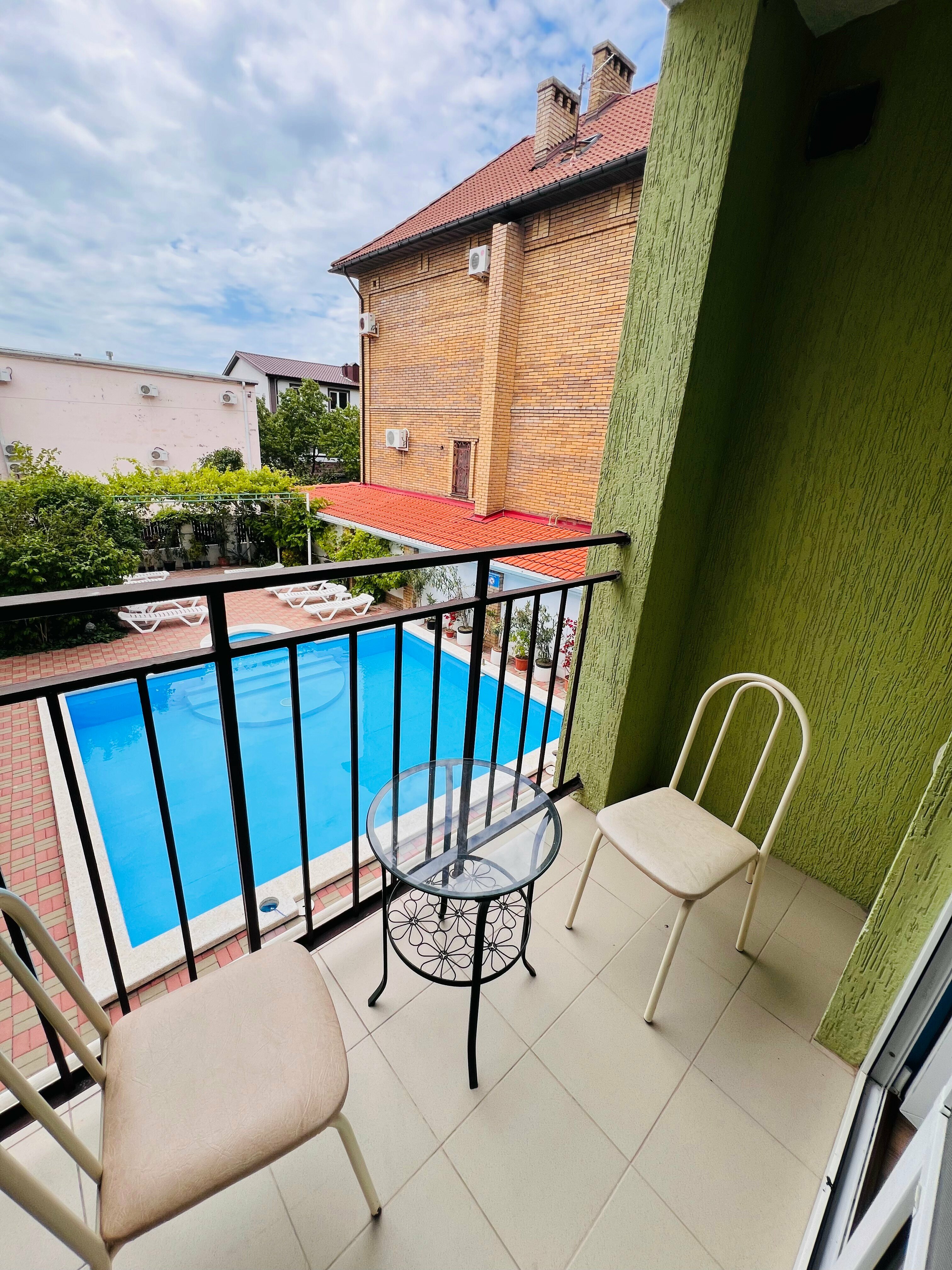 Четырехместный двухкомнатный номер с балконом на бассейн №1