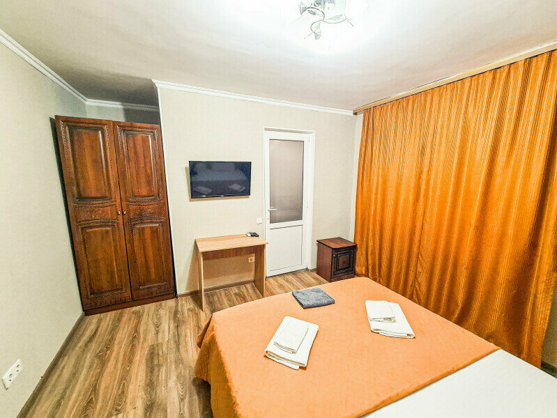 Трехместный номер с собственной ванной комнатой