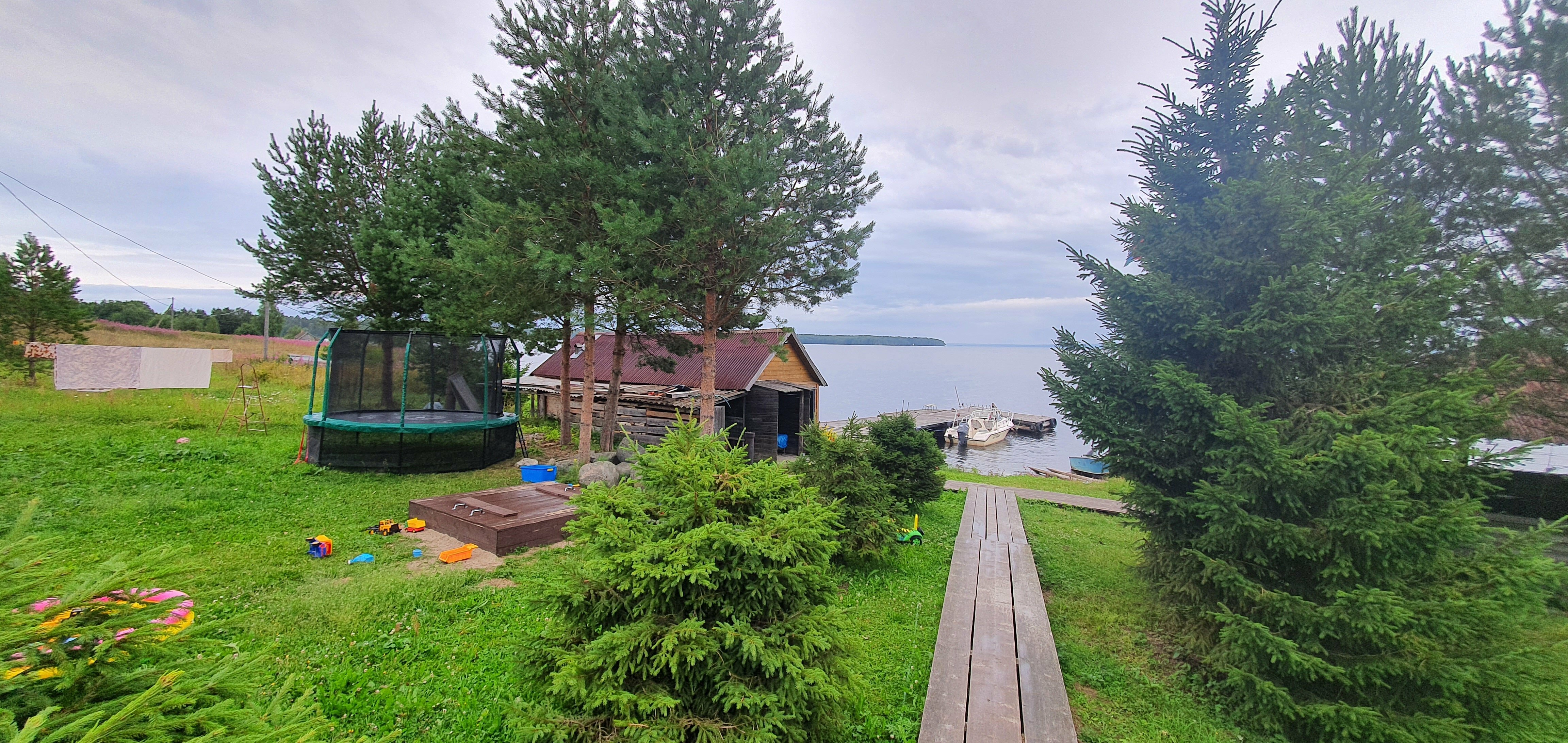 Дом с видом на озеро