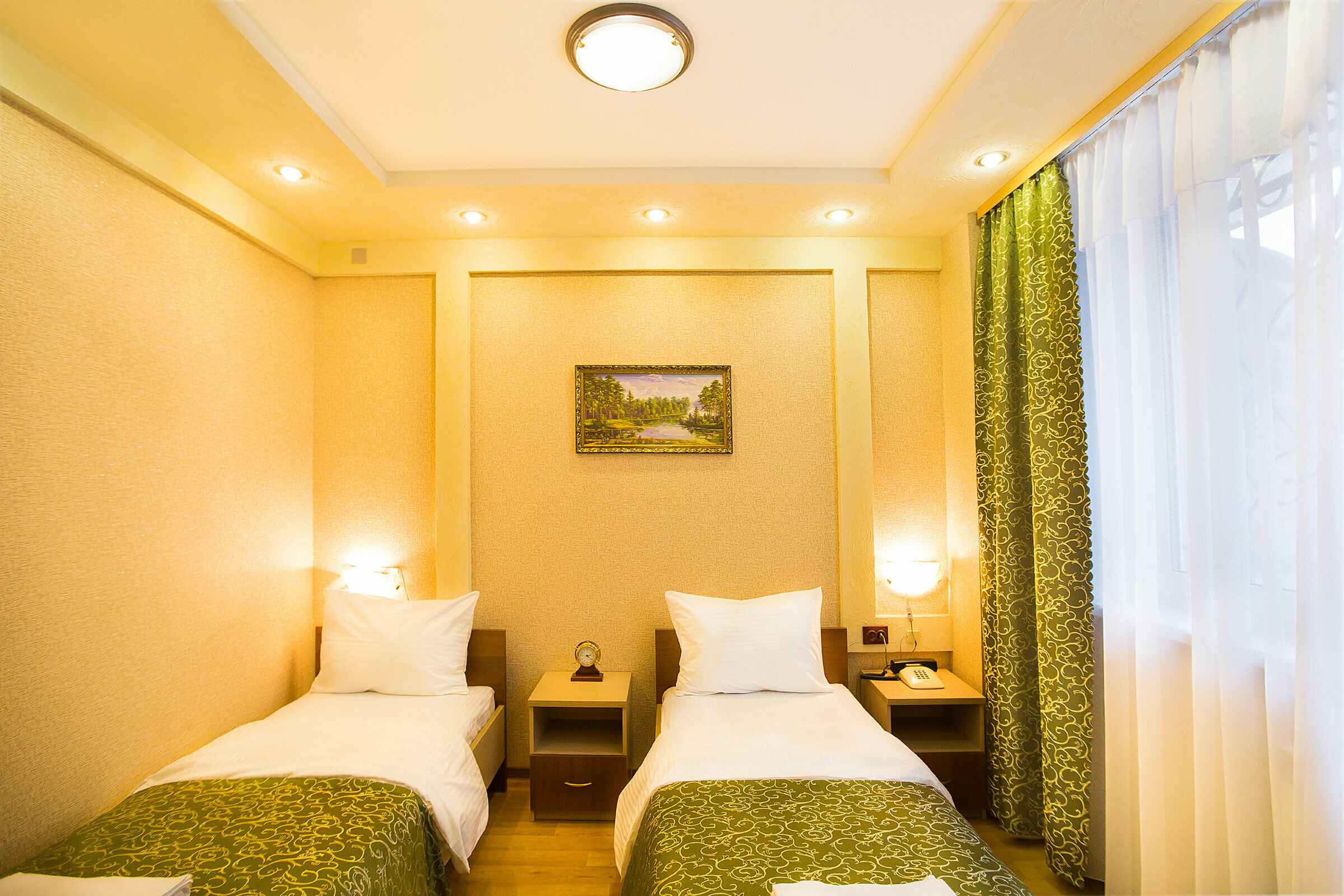 Стандартный двухместный номер с 2 отдельными кроватями и общей ванной комнатой