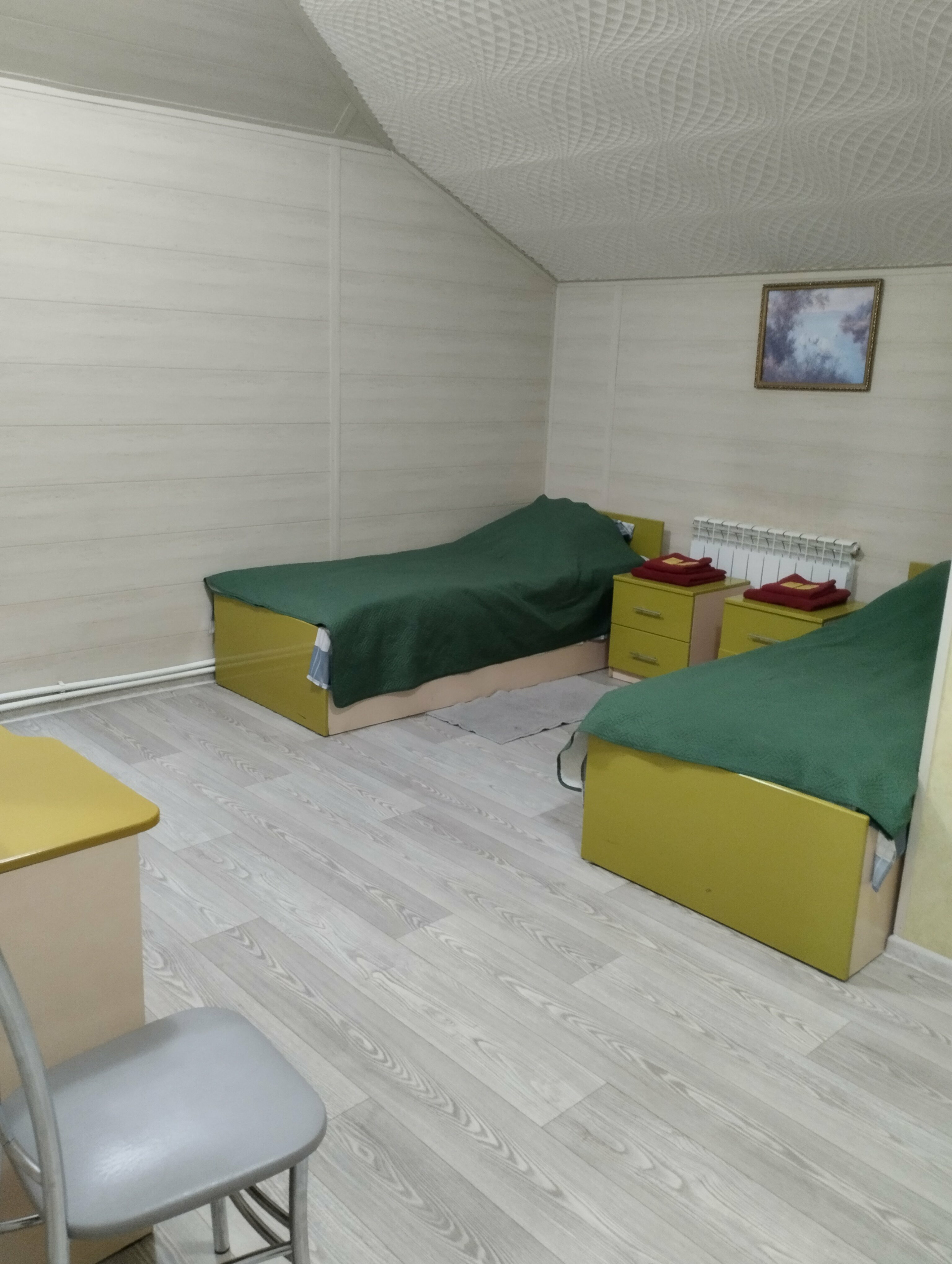 Стандартный номер с 2 односпальными кроватями и диваном