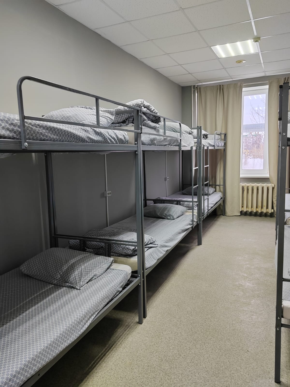 Спальное место на двухъярусной кровати в общем номере для мужчин