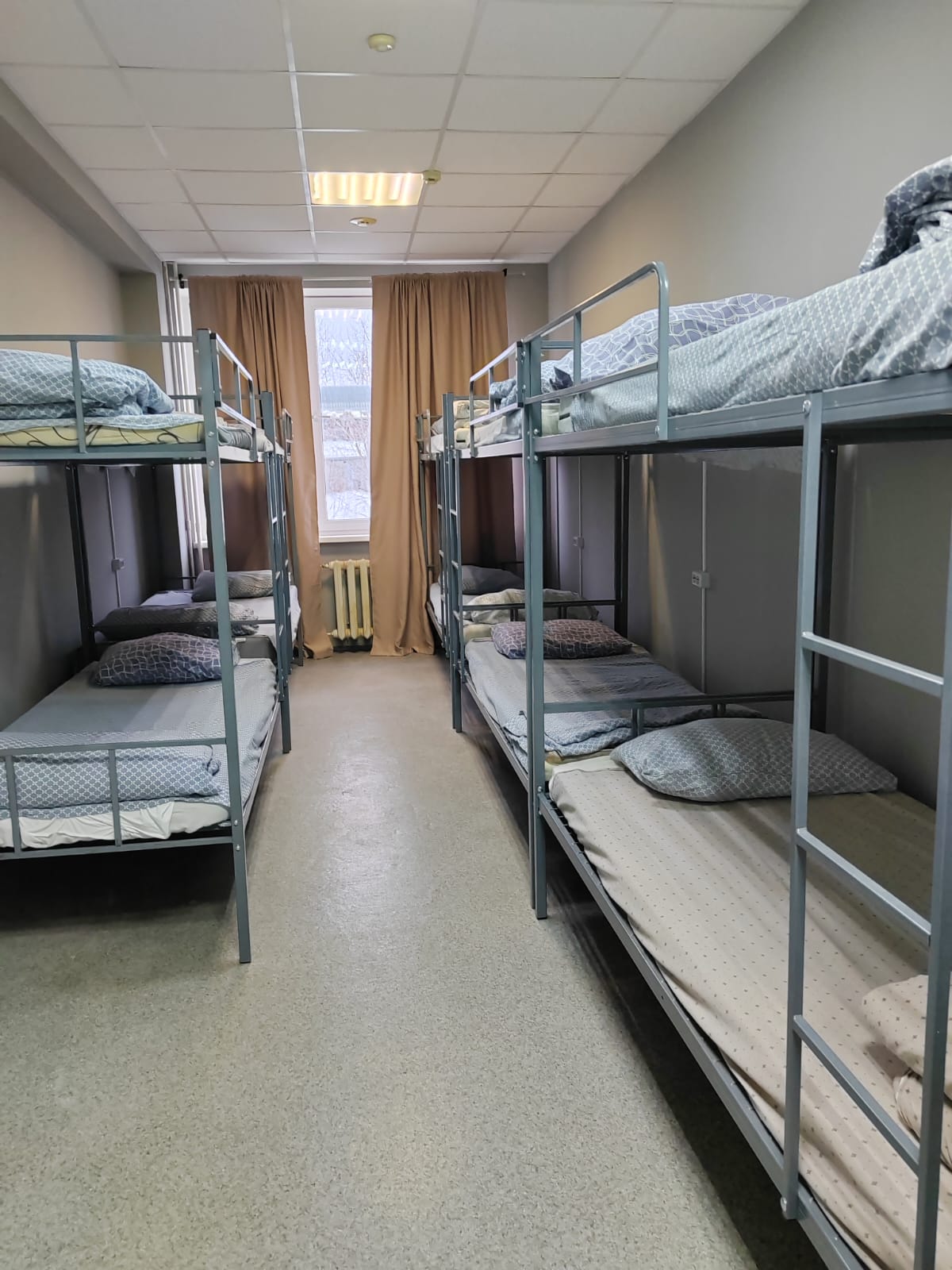 Спальное место на двухъярусной кровати в общем номере для женщин