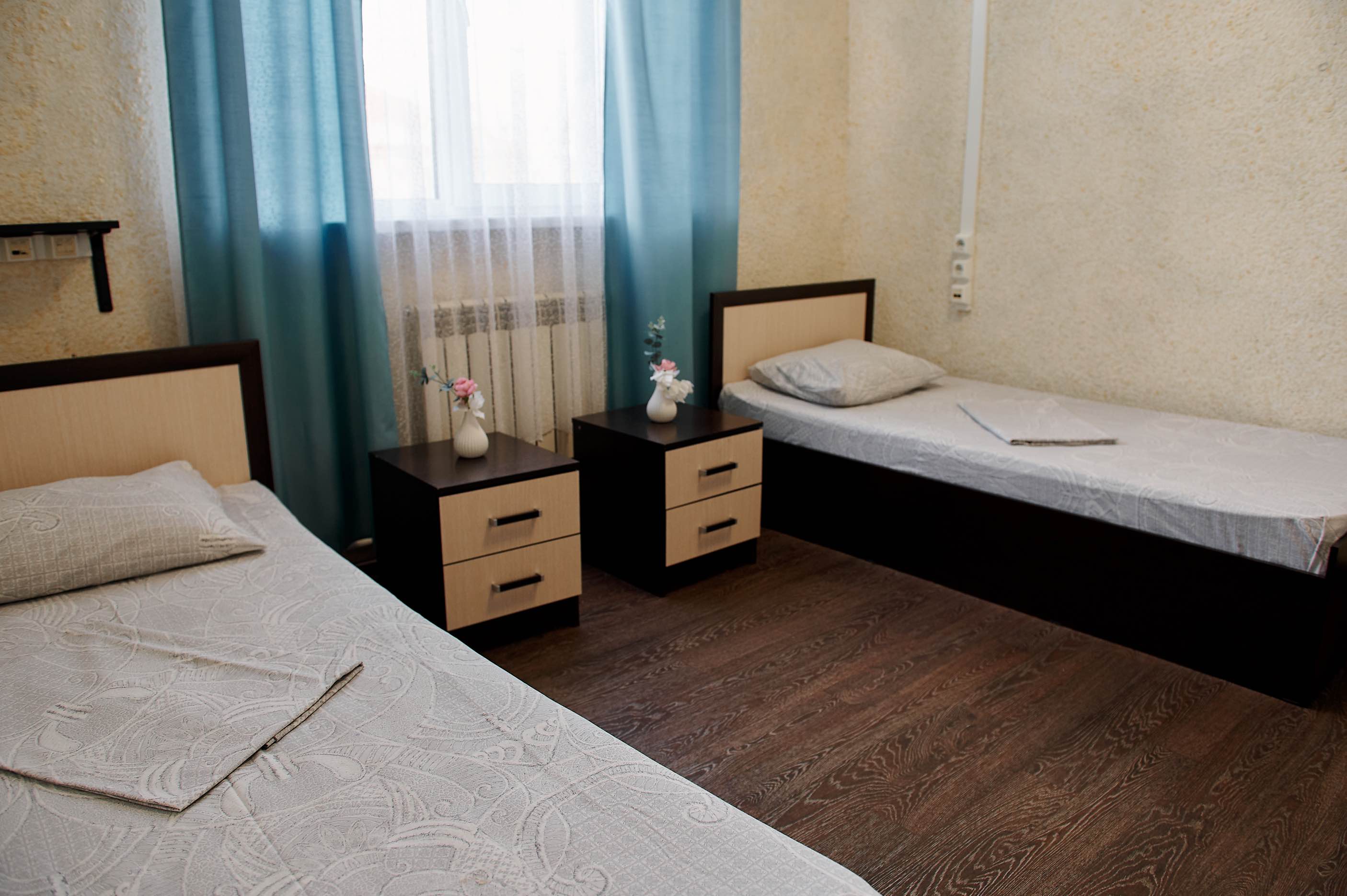 Стандартный двухместный номер с 2 отдельными кроватями и общей ванной комнатой