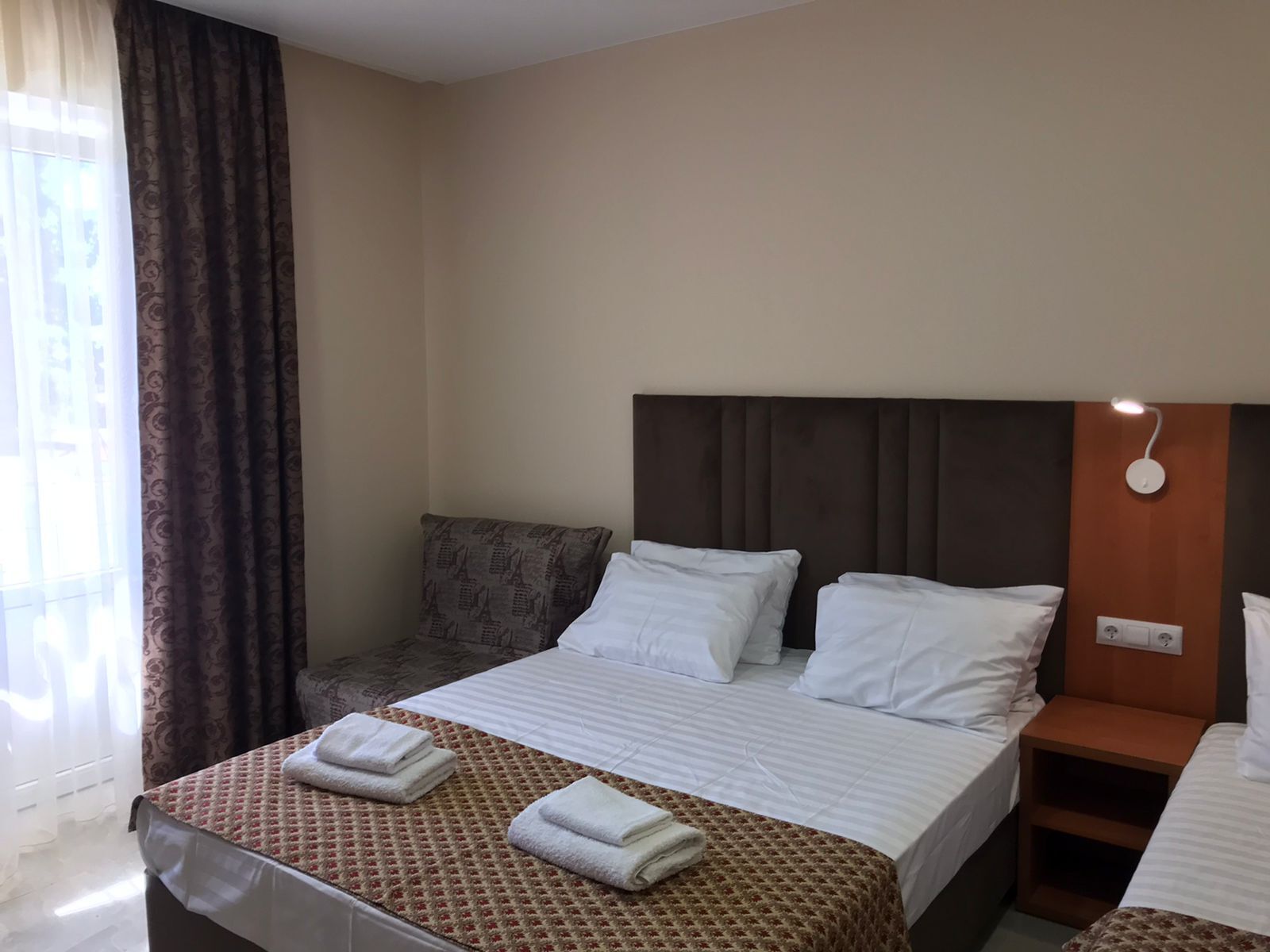 Трехместный номер с балконом