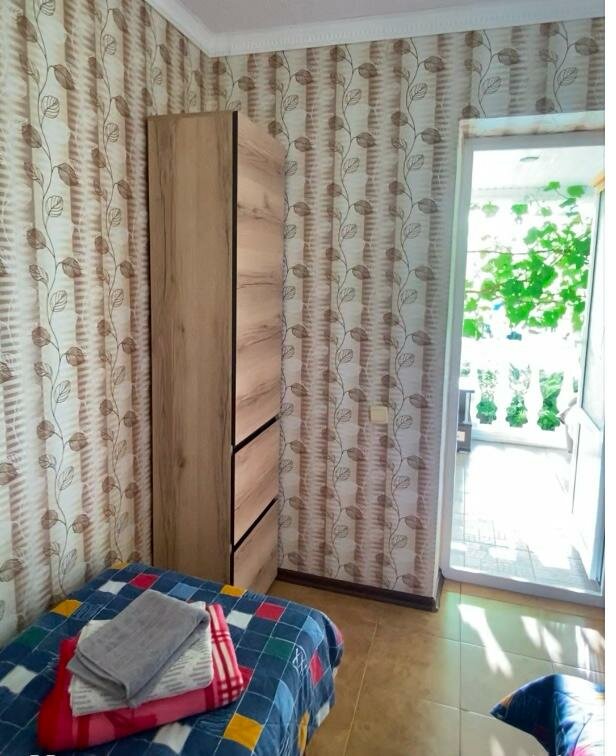 Трехместный номер с собственной ванной комнатой вне номера