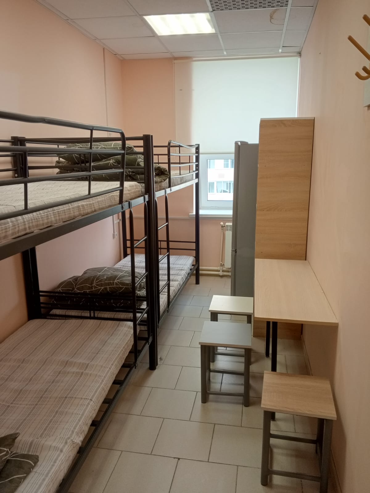 Кровать в общем 6-местном номере для женщин