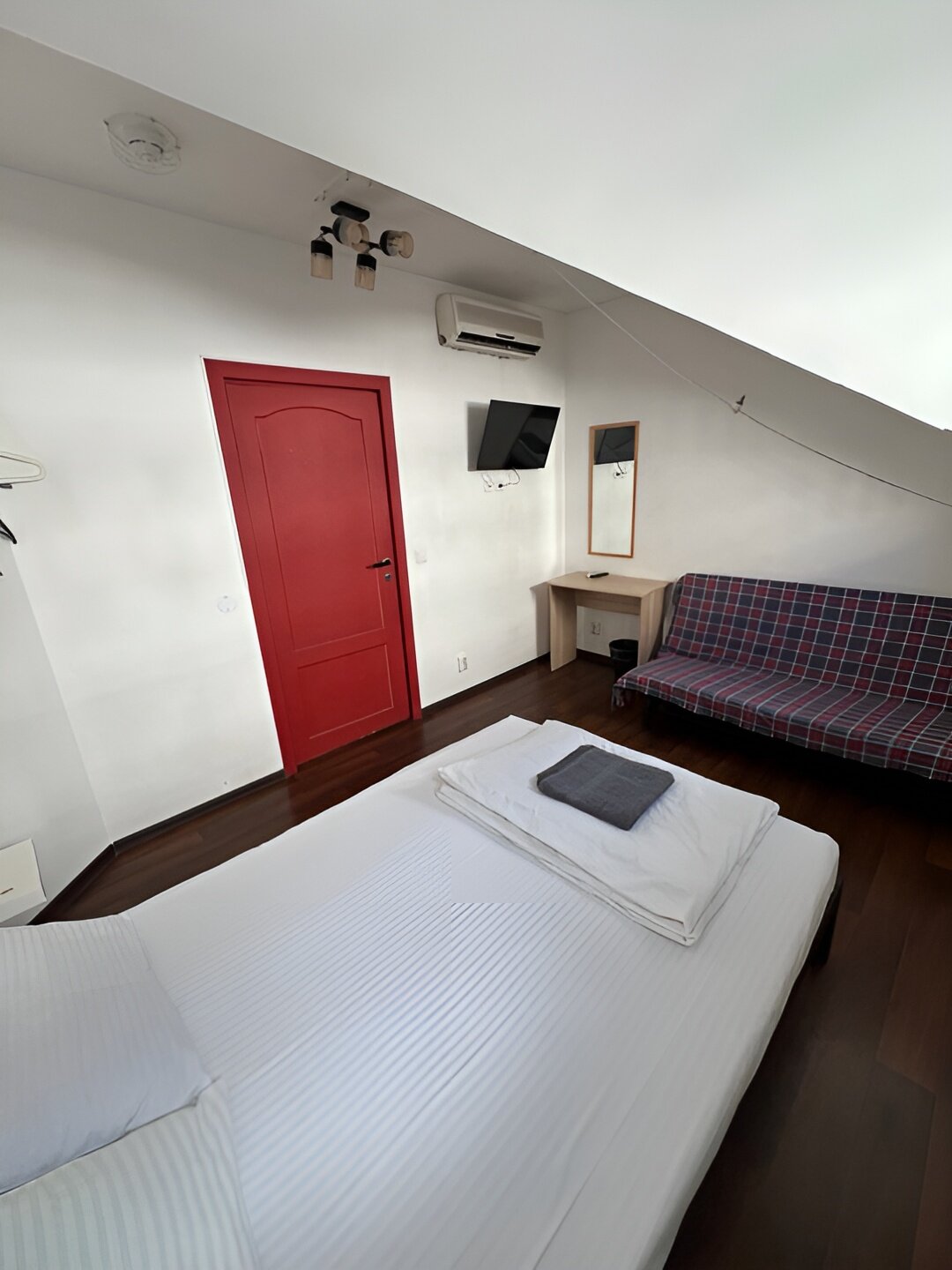 Двухместный номер с двуспальной кроватью и дополнительной кроватью