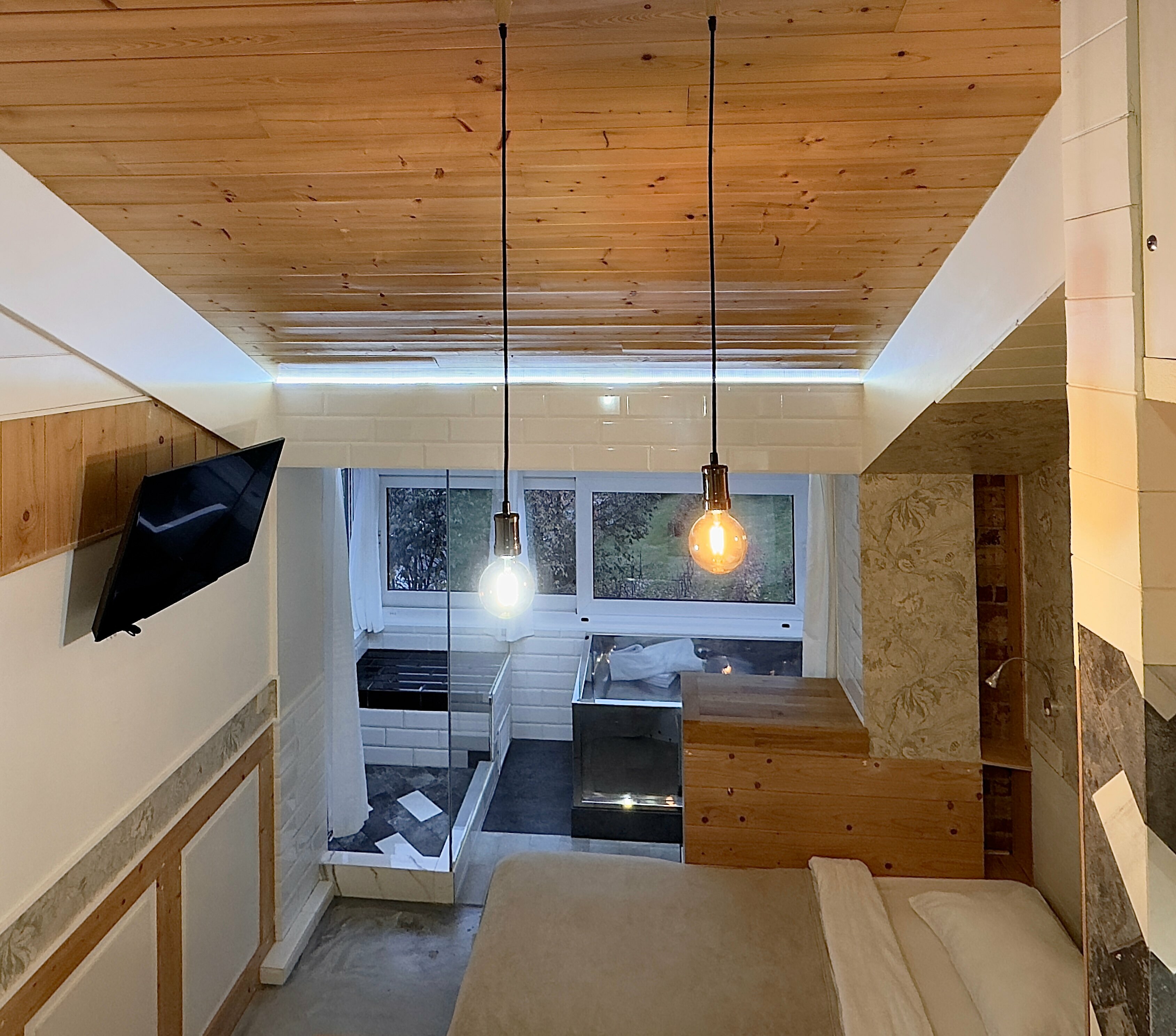 Трехместный номер с видом на горы