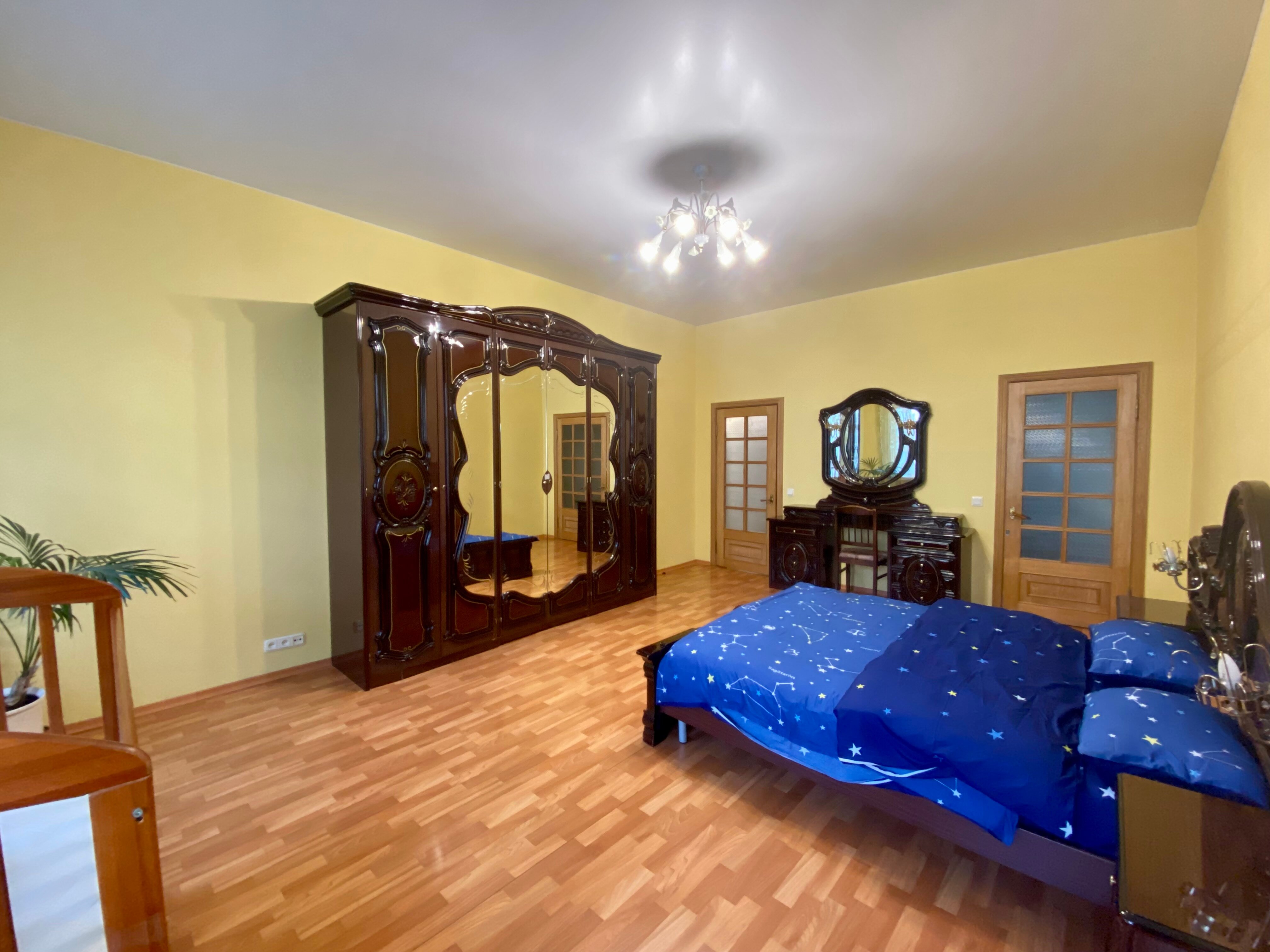 Шестиестные апартаменты с видом на Невский проспект 