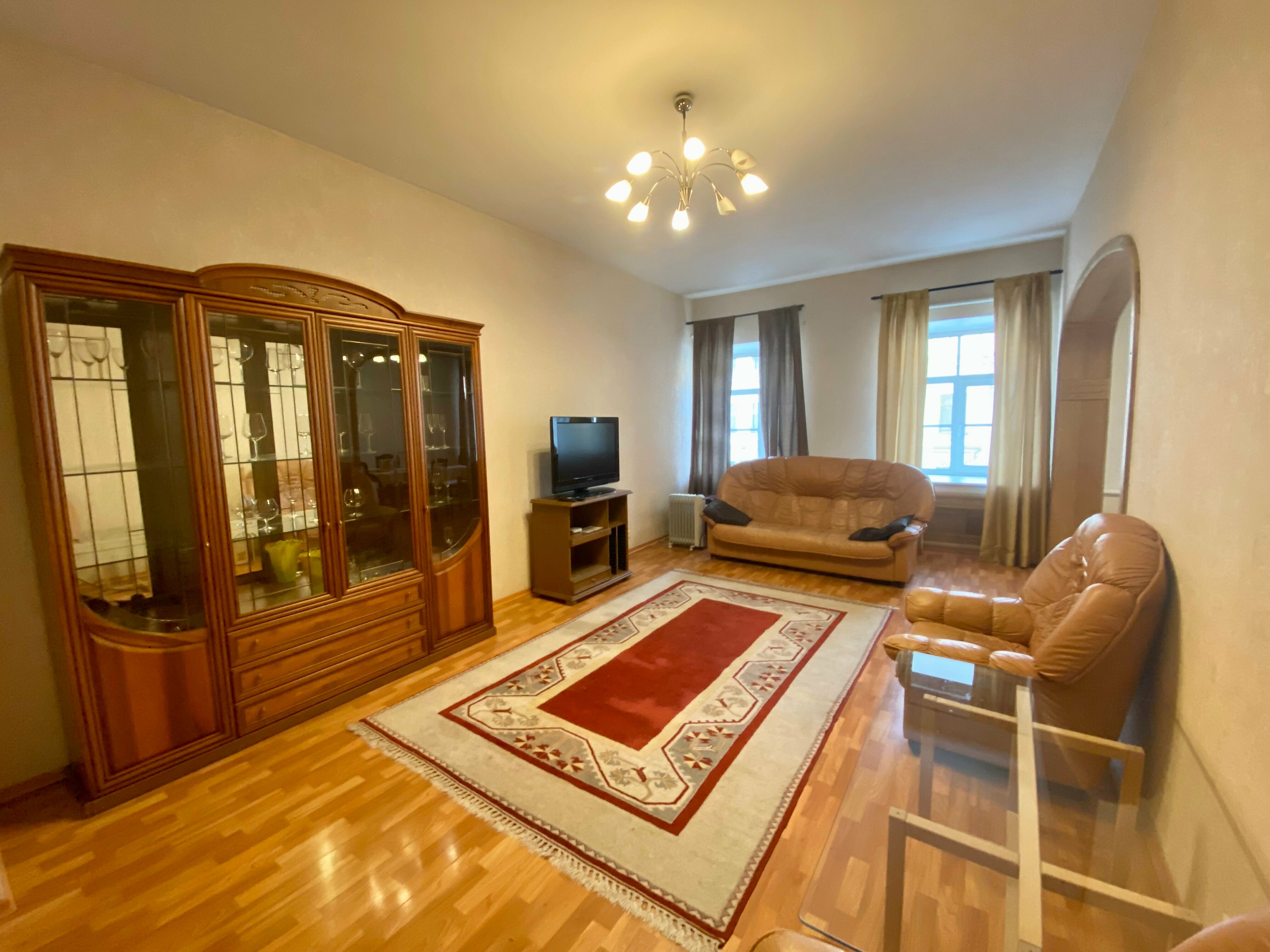 Шестиестные апартаменты с видом на Невский проспект 