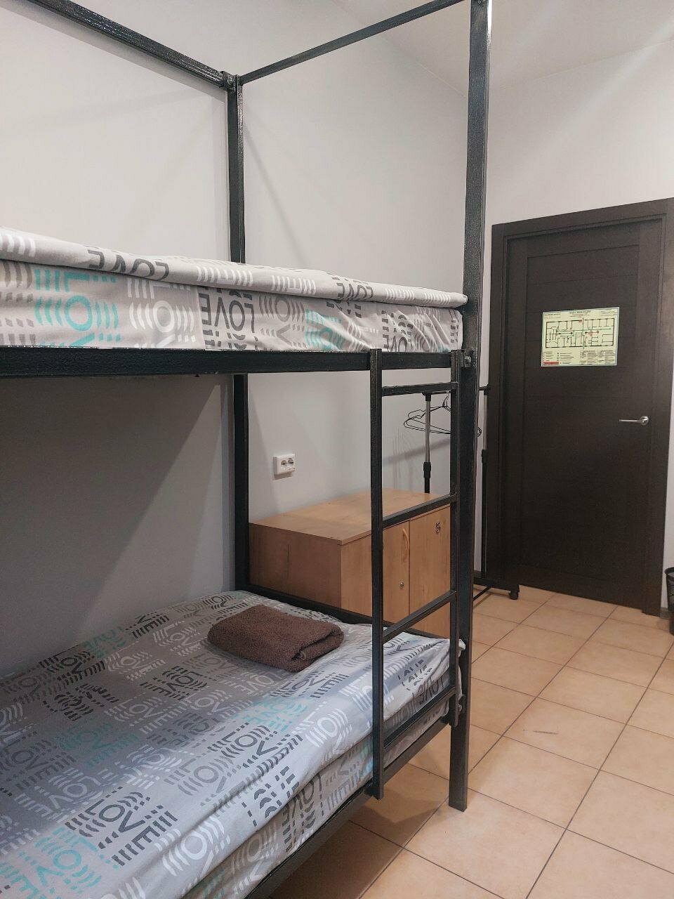 Спальное место на двухъярусной кровати в общем номере для мужчин