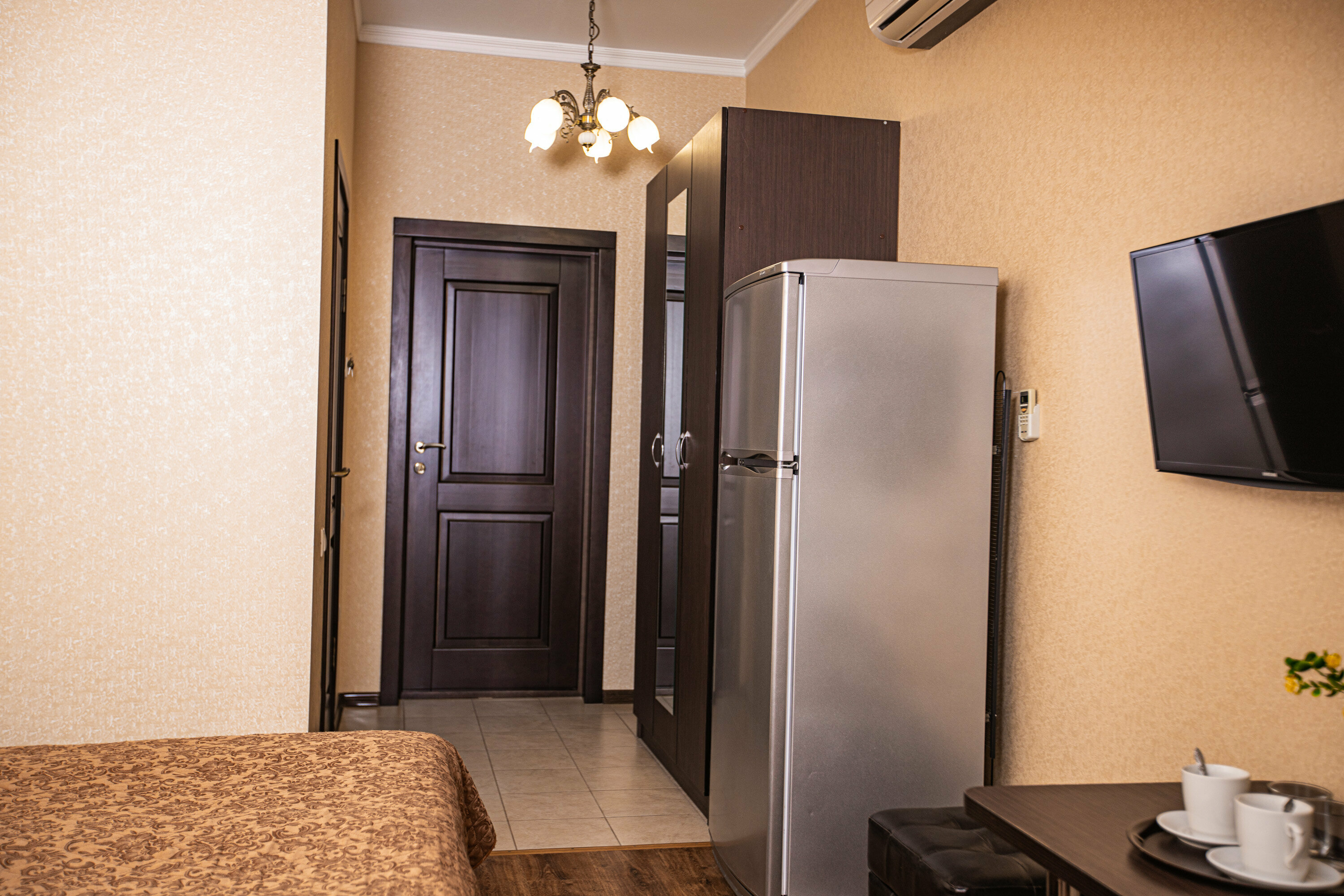 Четырёхместный с одной двуспальной и одной односпальной кроватями( экскурсия в подарок)