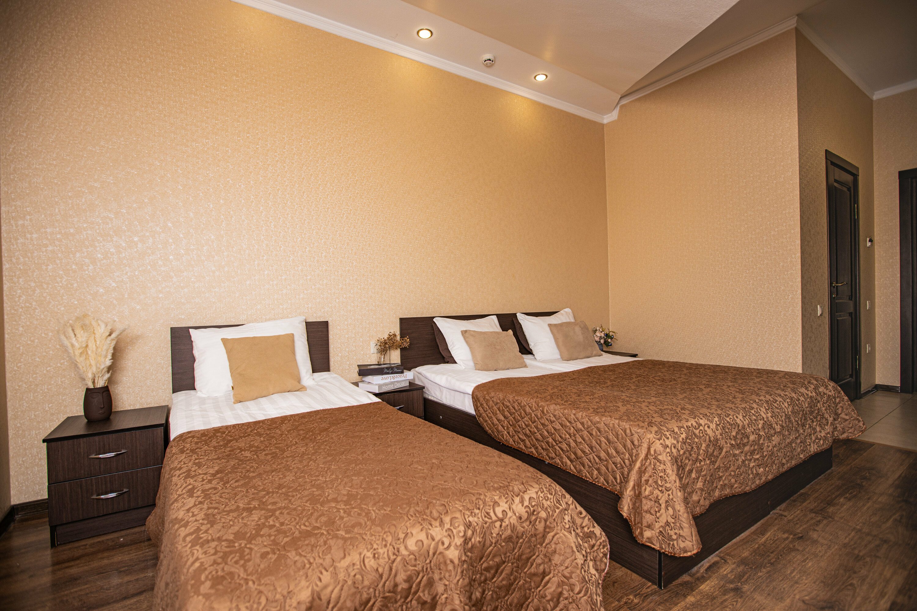 Четырёхместный с одной двуспальной и одной односпальной кроватями( экскурсия в подарок)