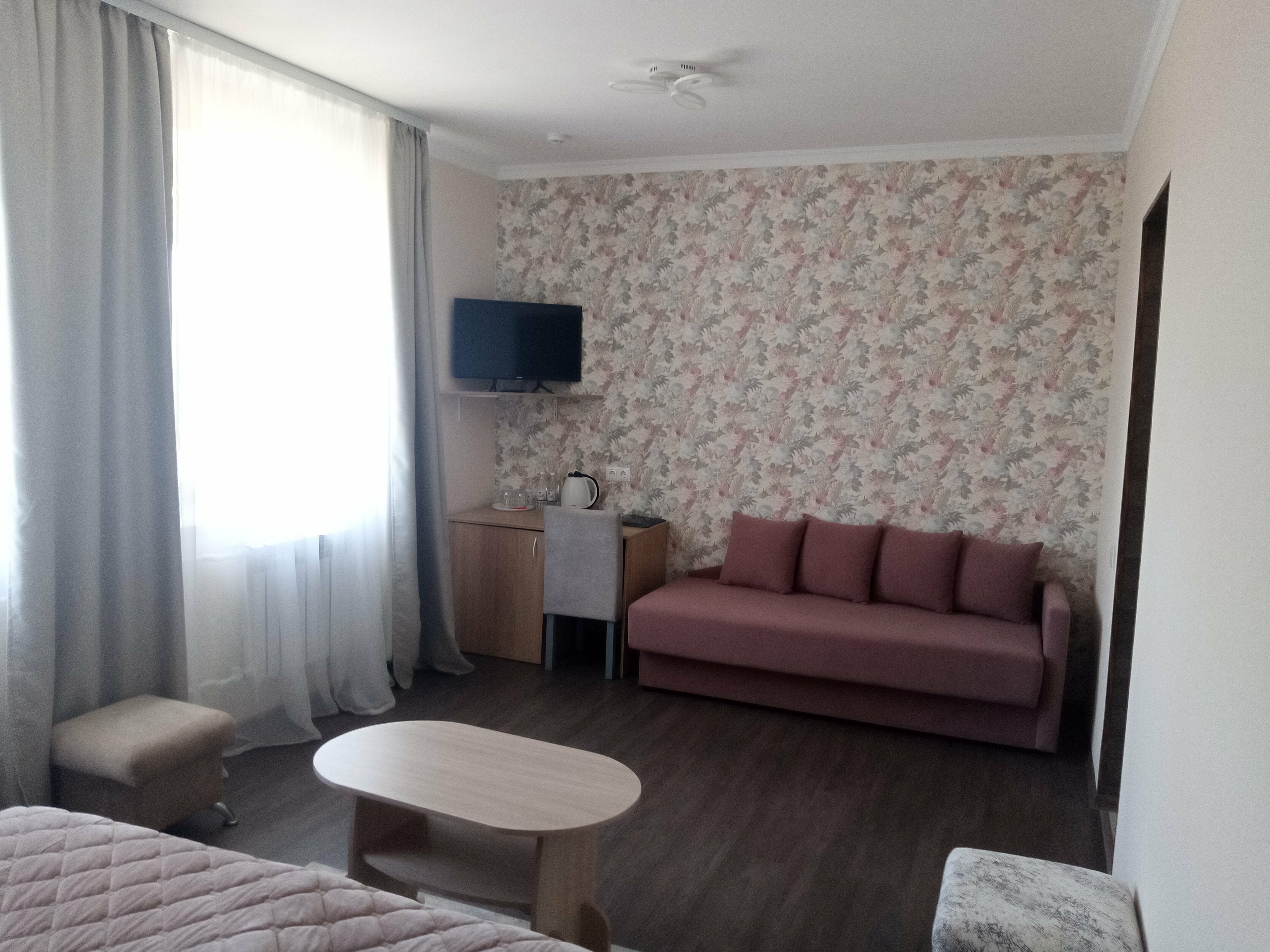 Двухместный номер с двуспальной кроватью и дополнительной кроватью