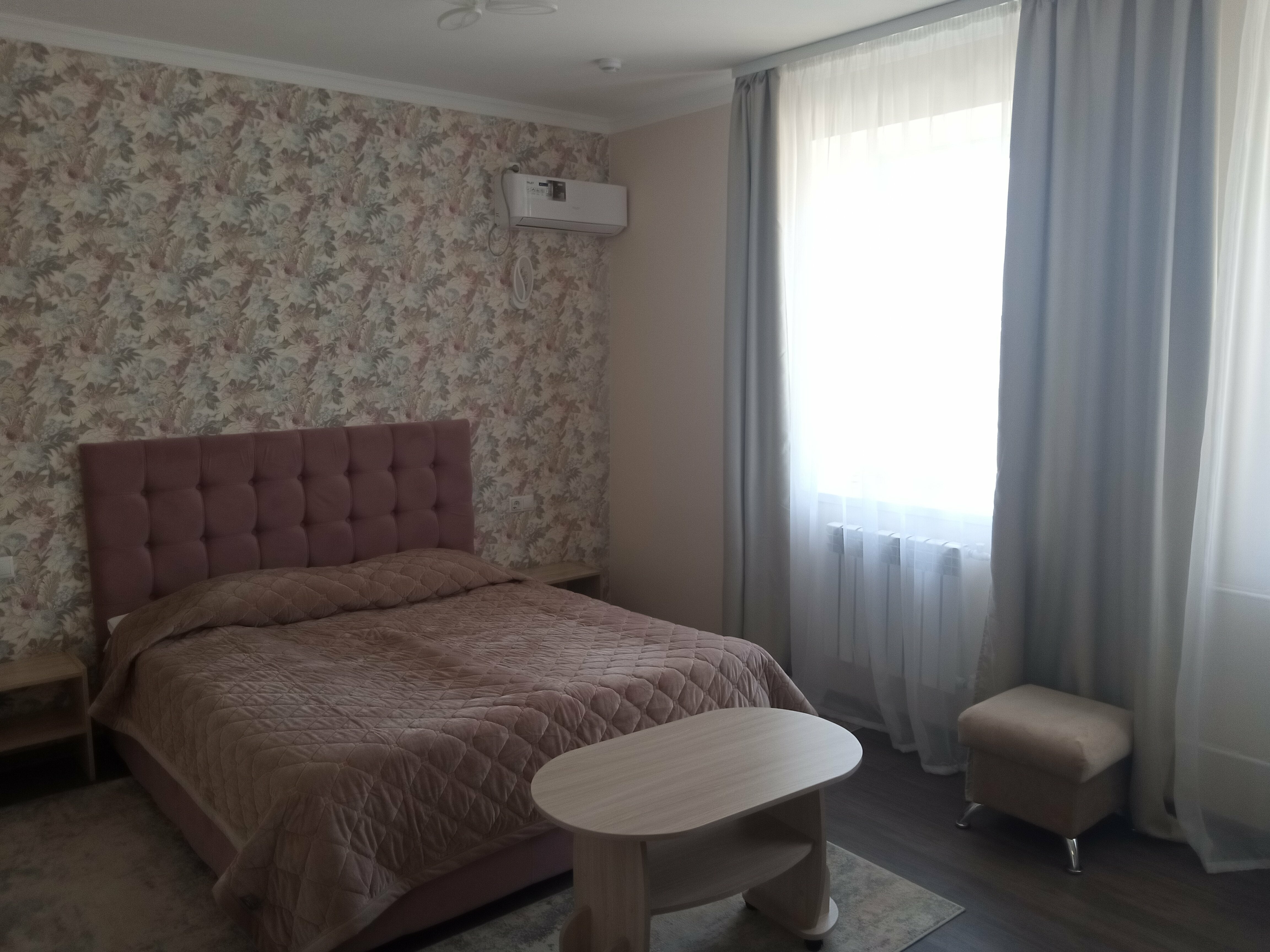 Двухместный номер с двуспальной кроватью и дополнительной кроватью