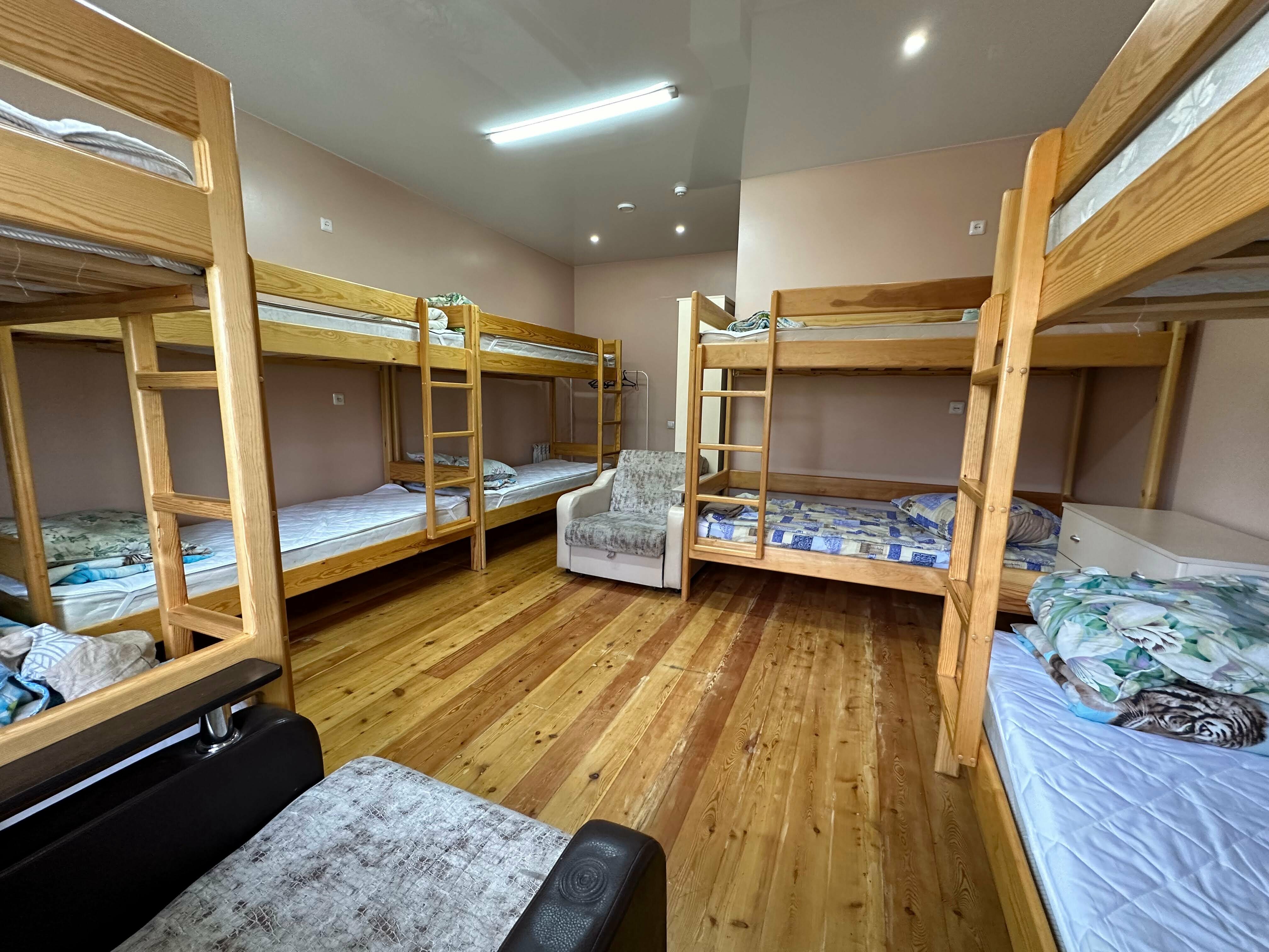 Кровать в общем номере для мужчин и женщин с 10 кроватями