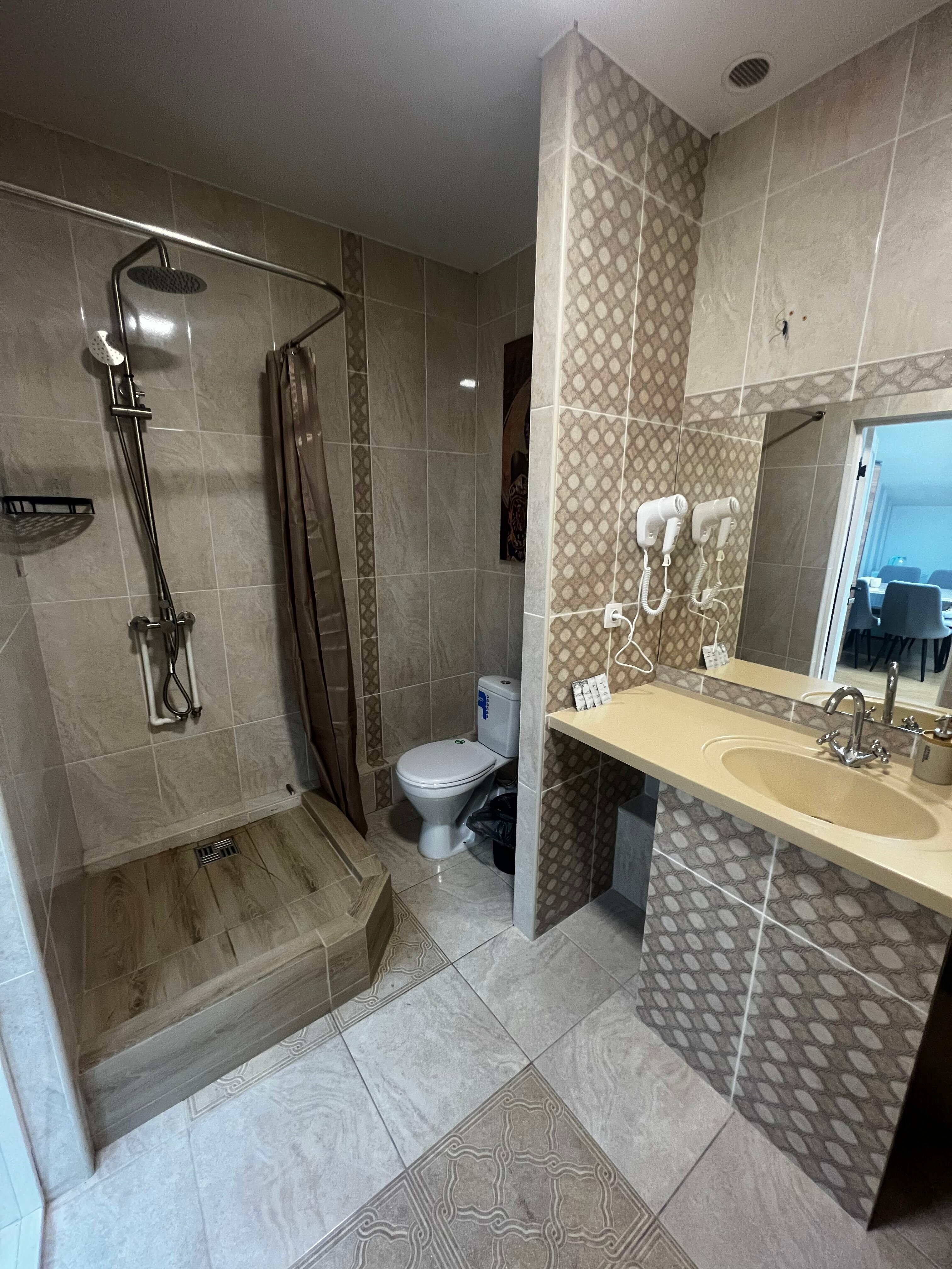 Трехместный номер «Комфорт» с душем