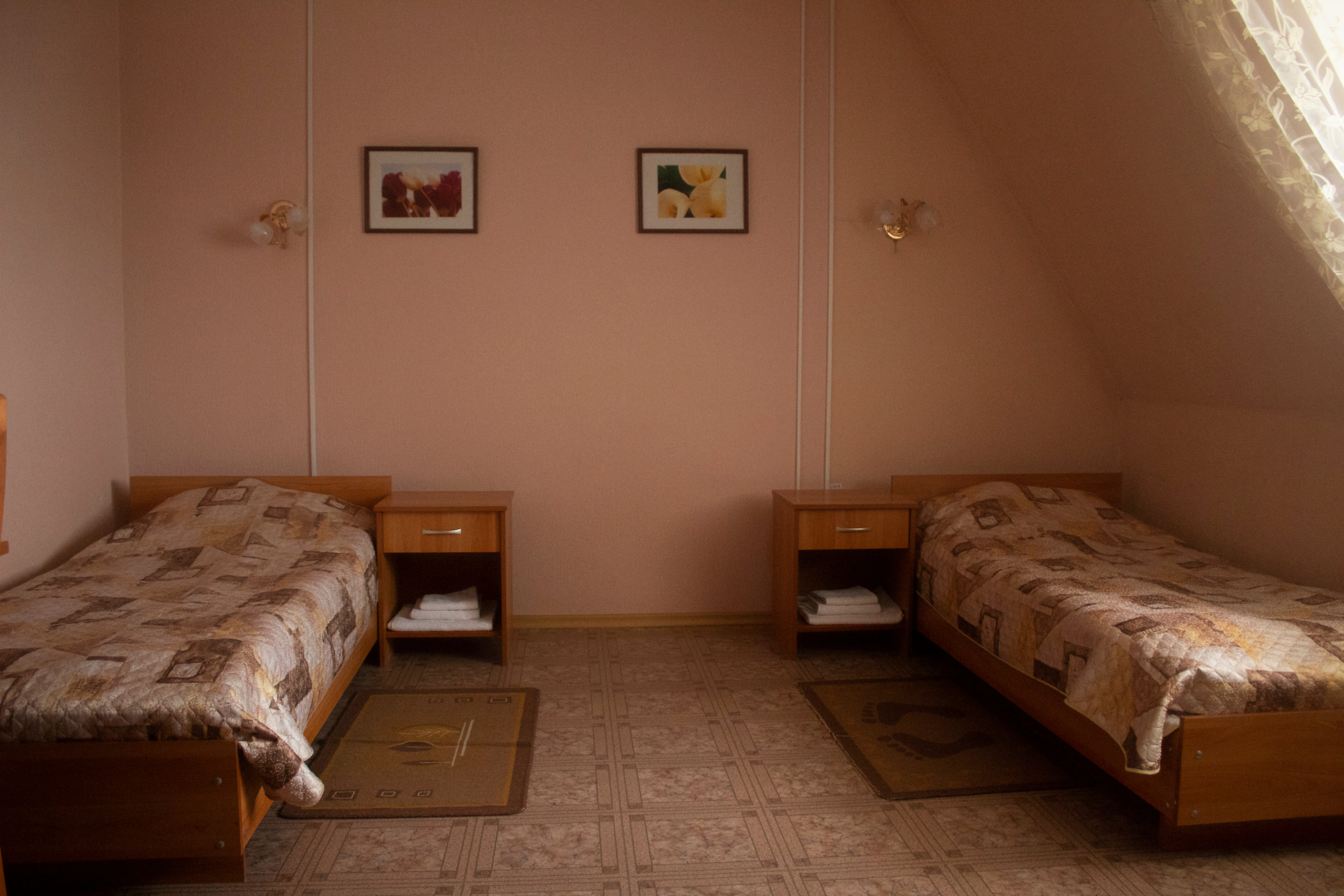 Двухместный номер с 2 отдельными кроватями и общим туалетом