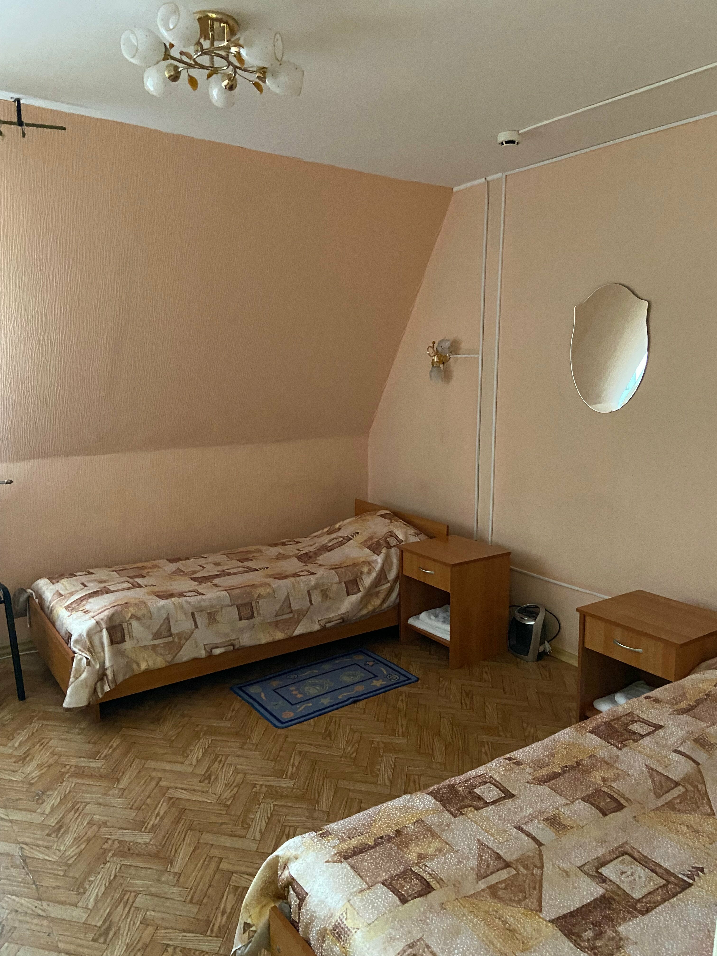 Двухместный номер с 2 отдельными кроватями и общим туалетом