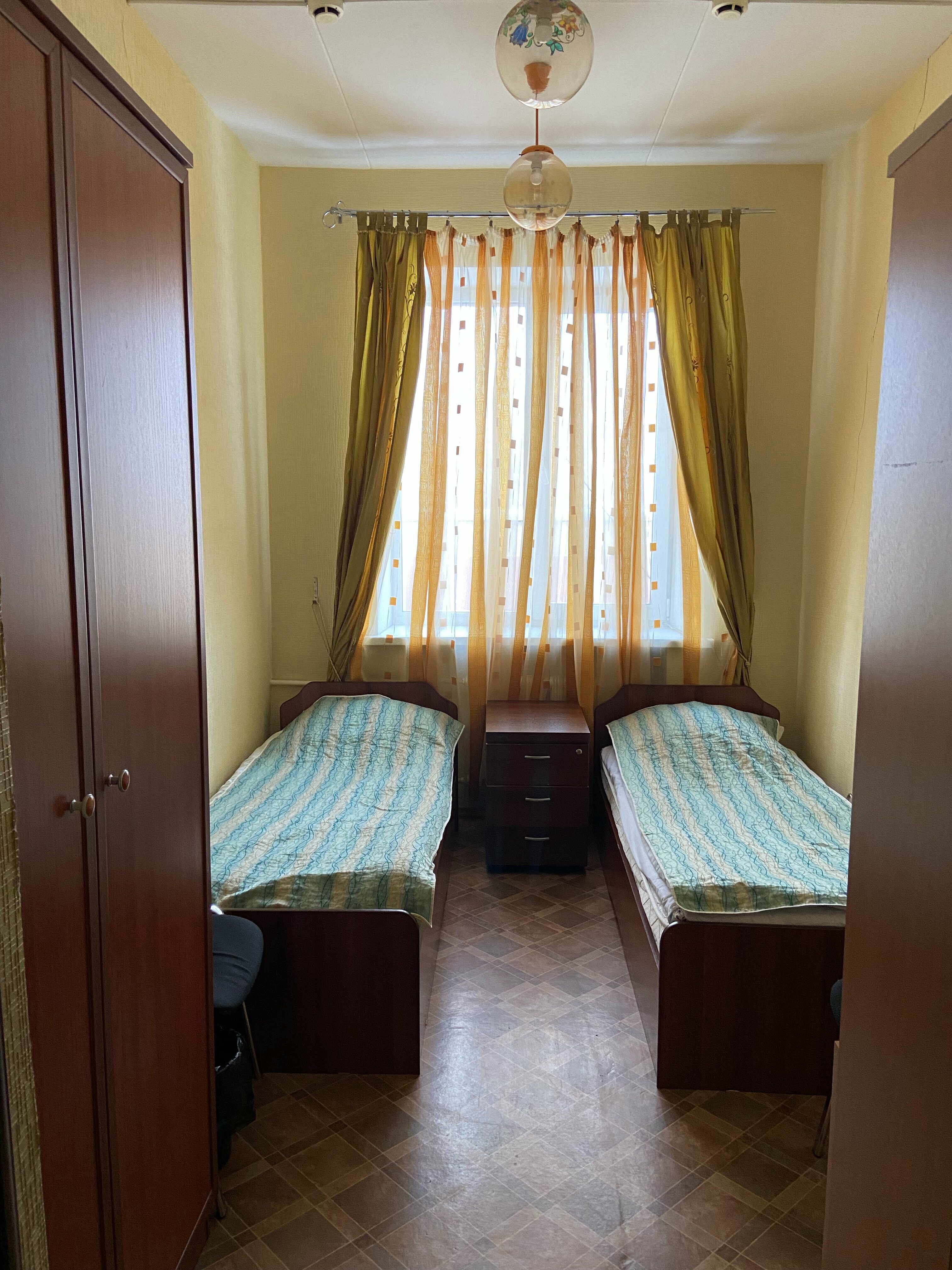 Двухместный номер с 2 отдельными кроватями и общим туалетом