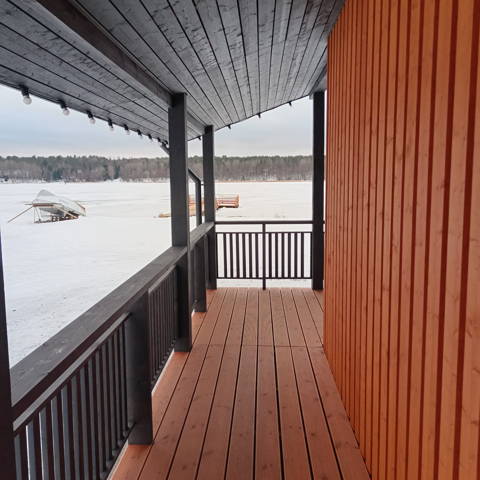 Дом с видом на озеро