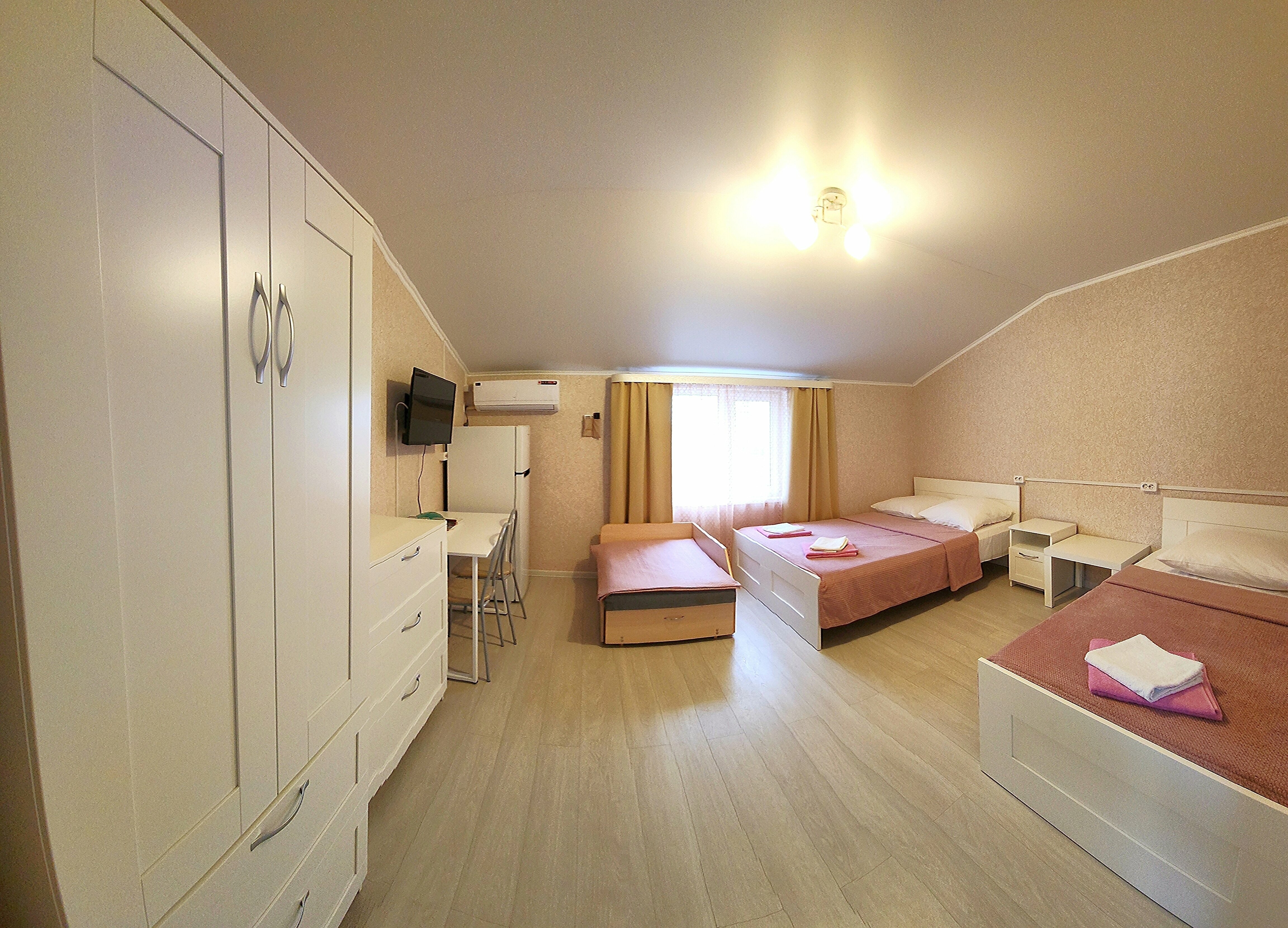 Четырехместный номер с общей ванной комнатой