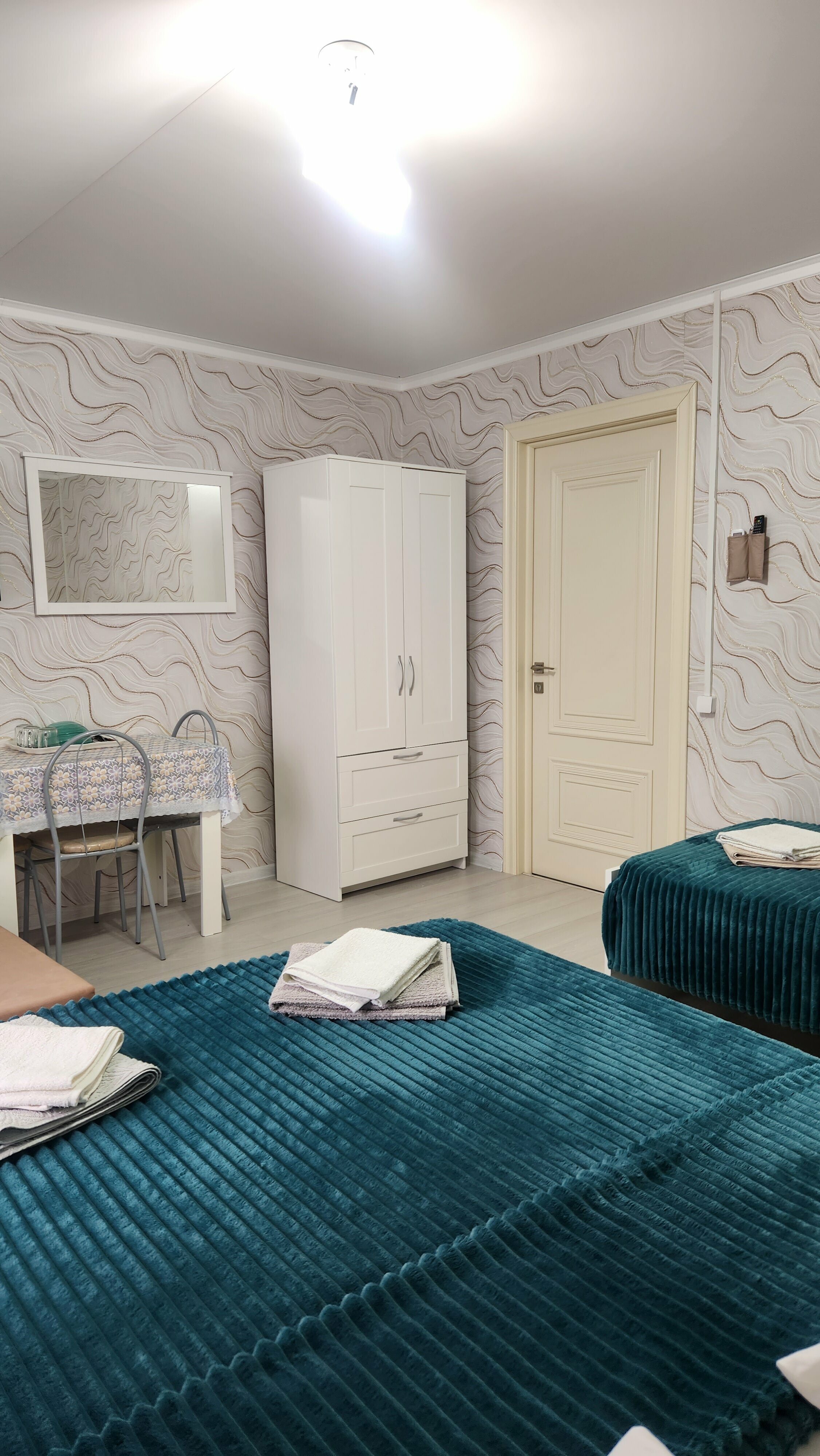 Четырехместный номер эконом-класса с общей ванной комнатой