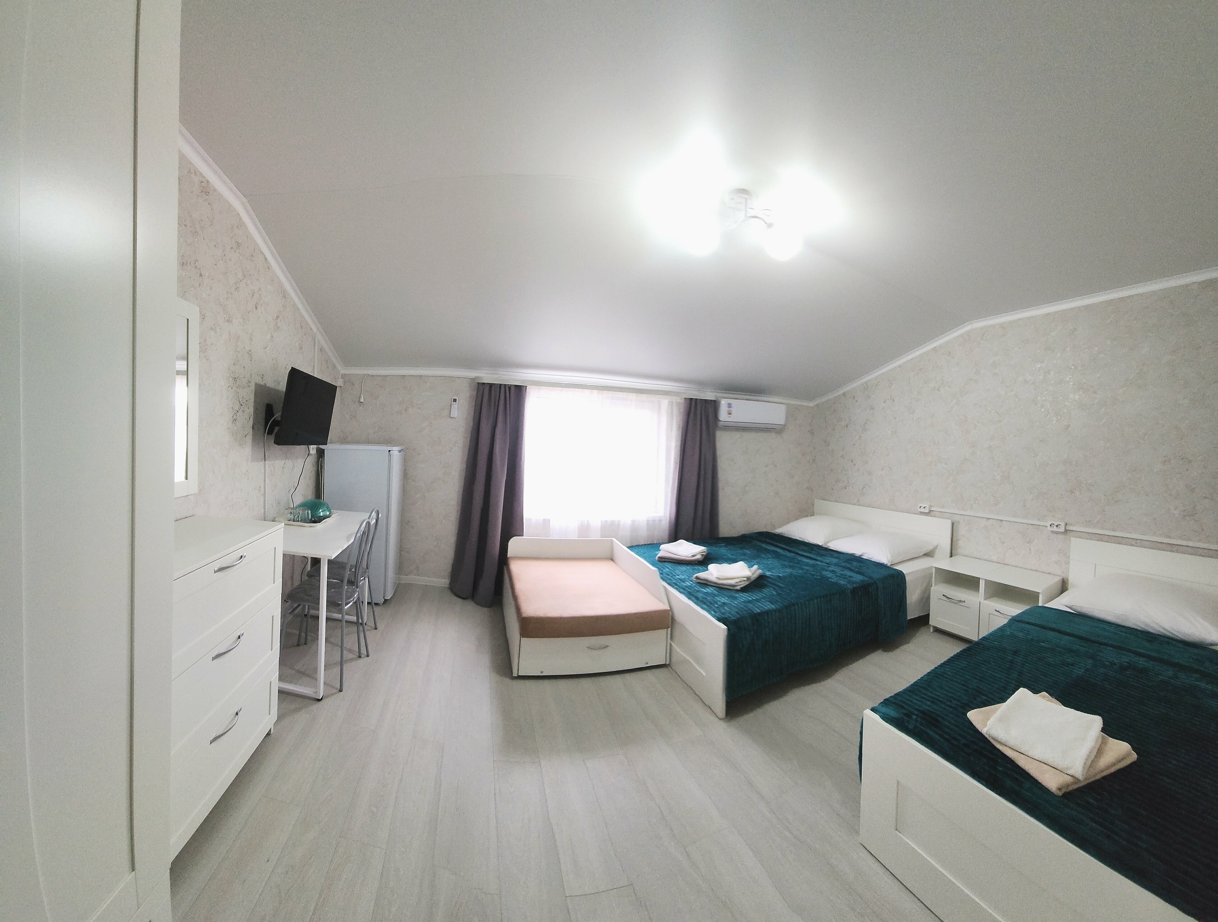 Четырехместный номер с общей ванной комнатой