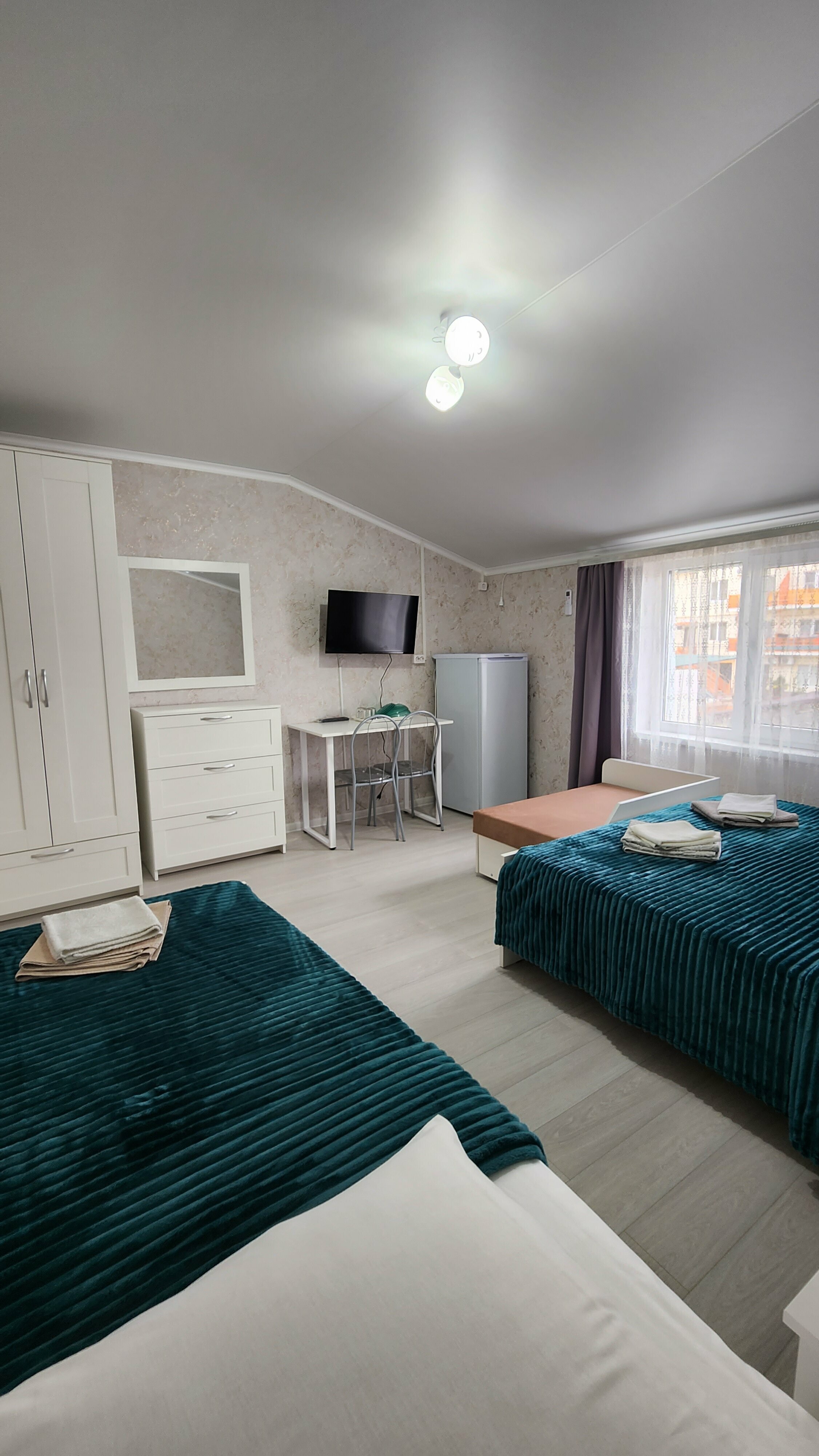 Четырехместный номер с общей ванной комнатой