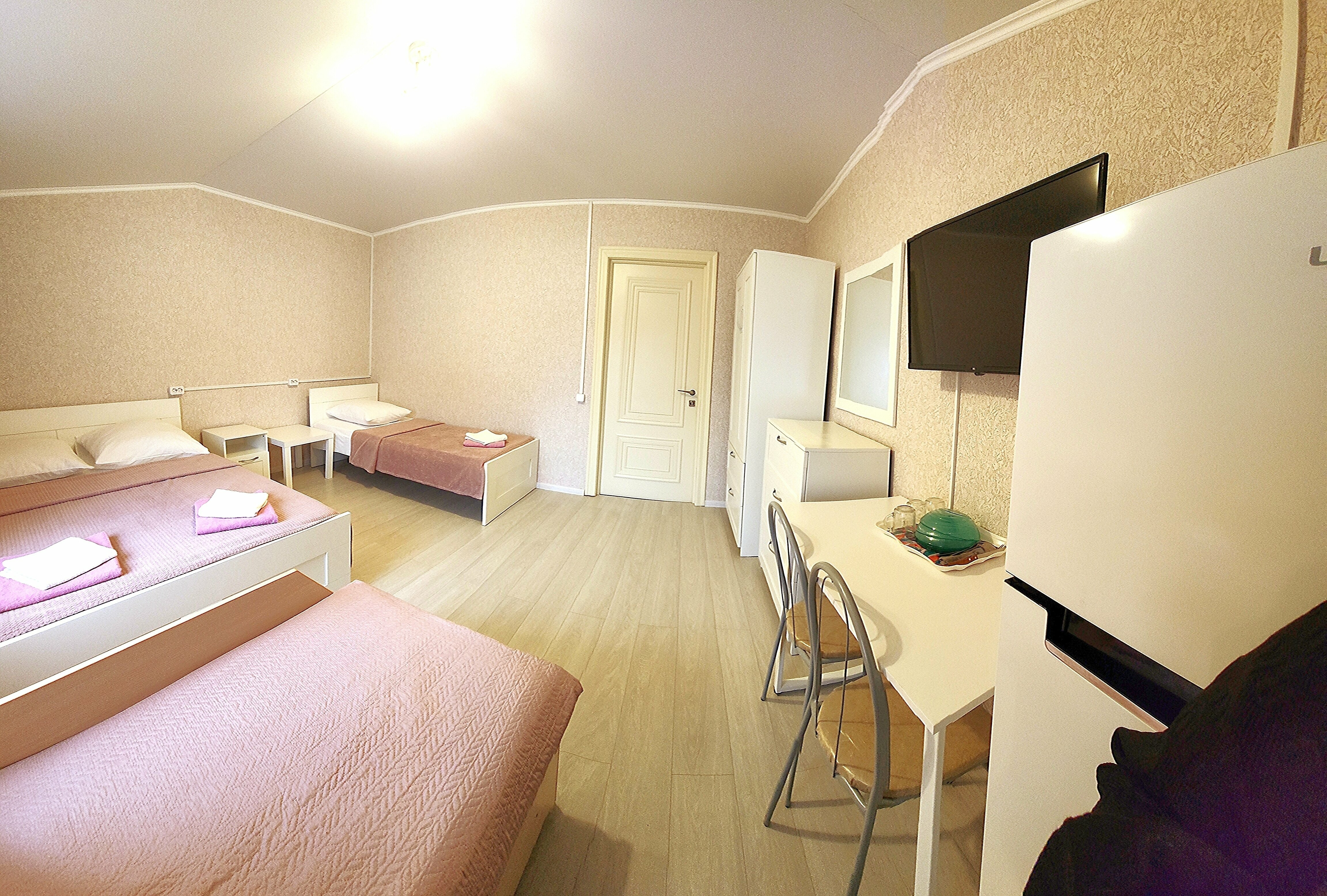 Четырехместный номер с общей ванной комнатой