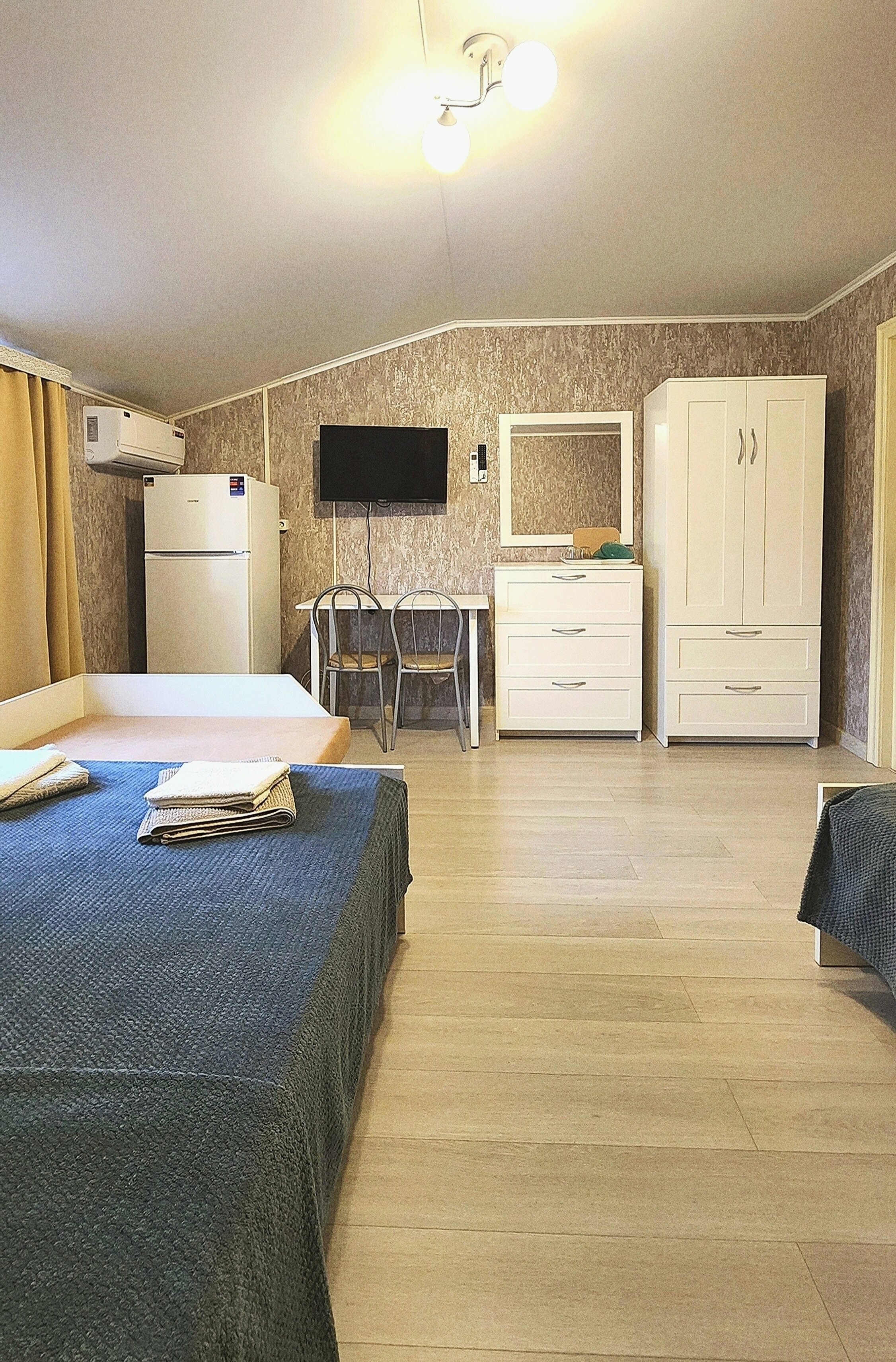 Четырехместный номер эконом-класса с общей ванной комнатой