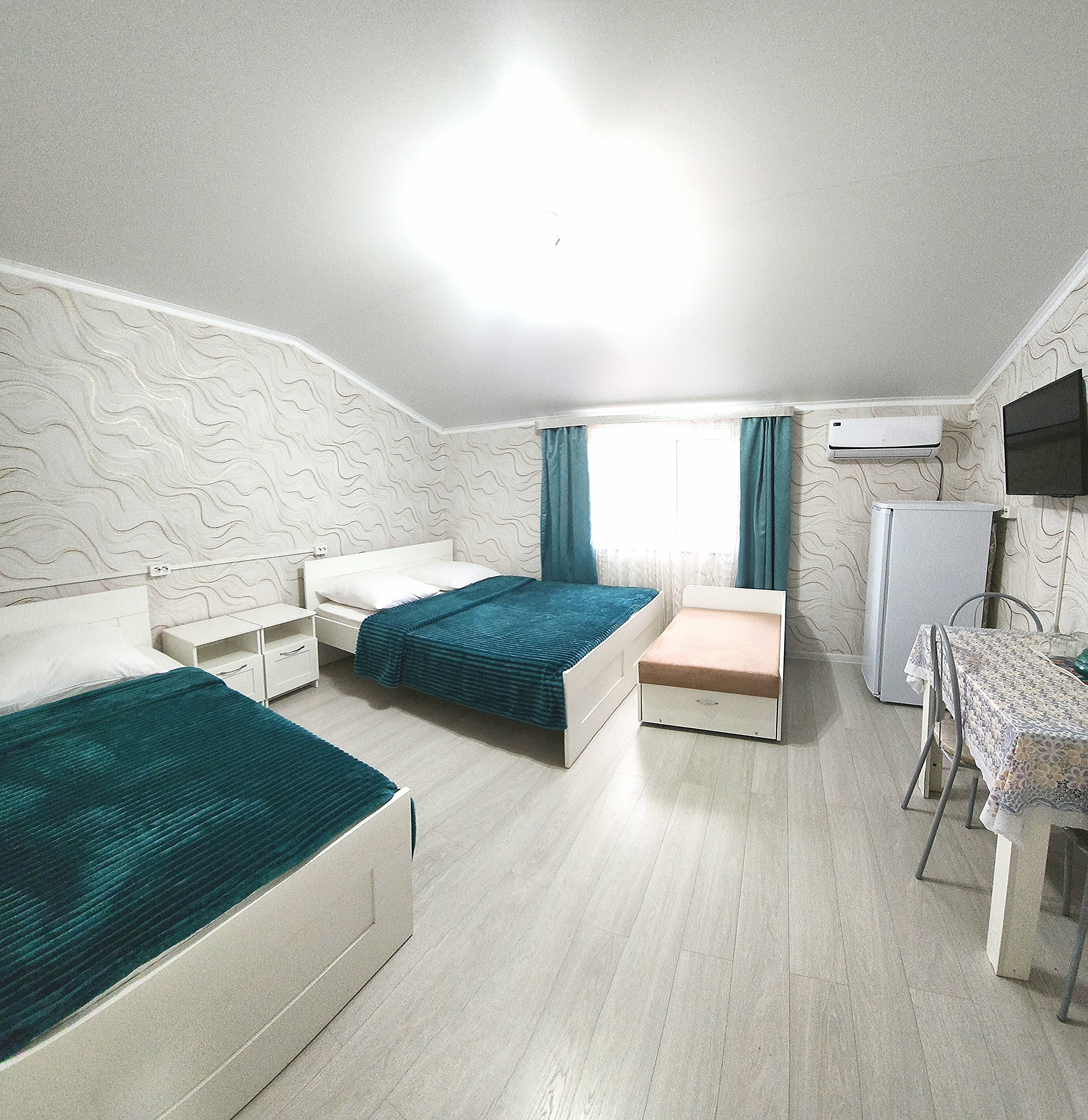 Четырехместный номер эконом-класса с общей ванной комнатой