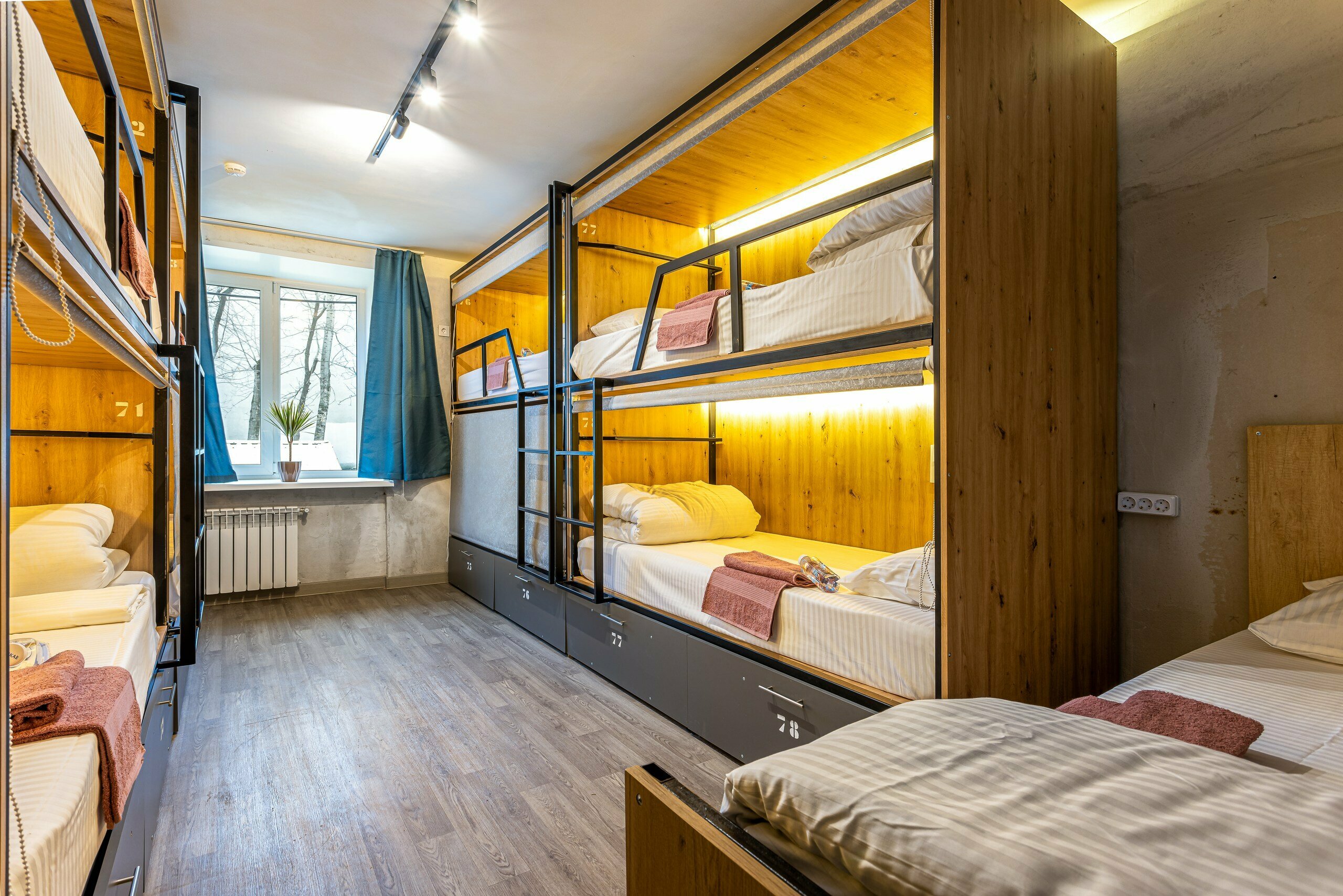 14. Кровать в общем 9-местном номере для мужчин