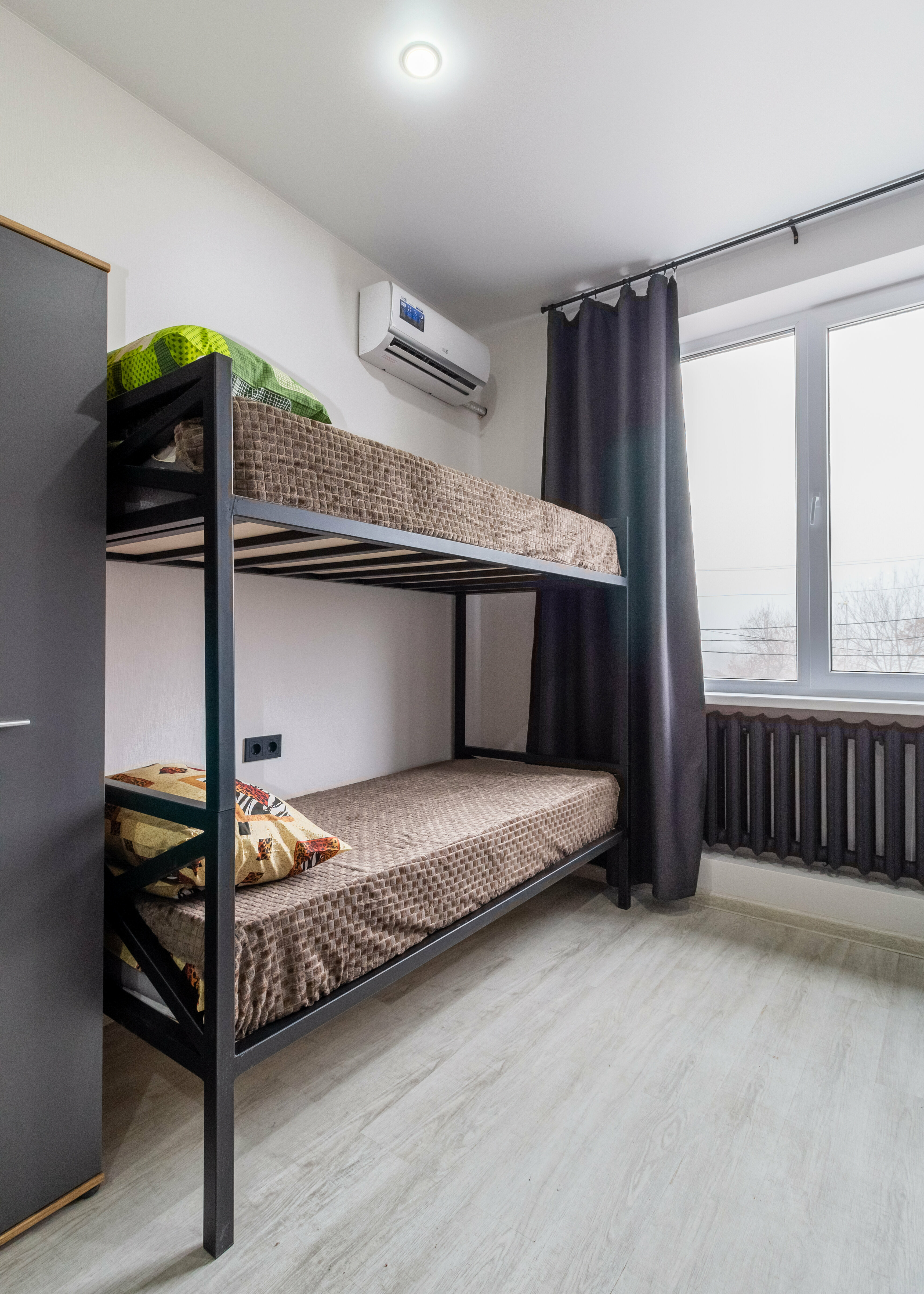 Односпальная кровать в общем номере с 6 кроватями