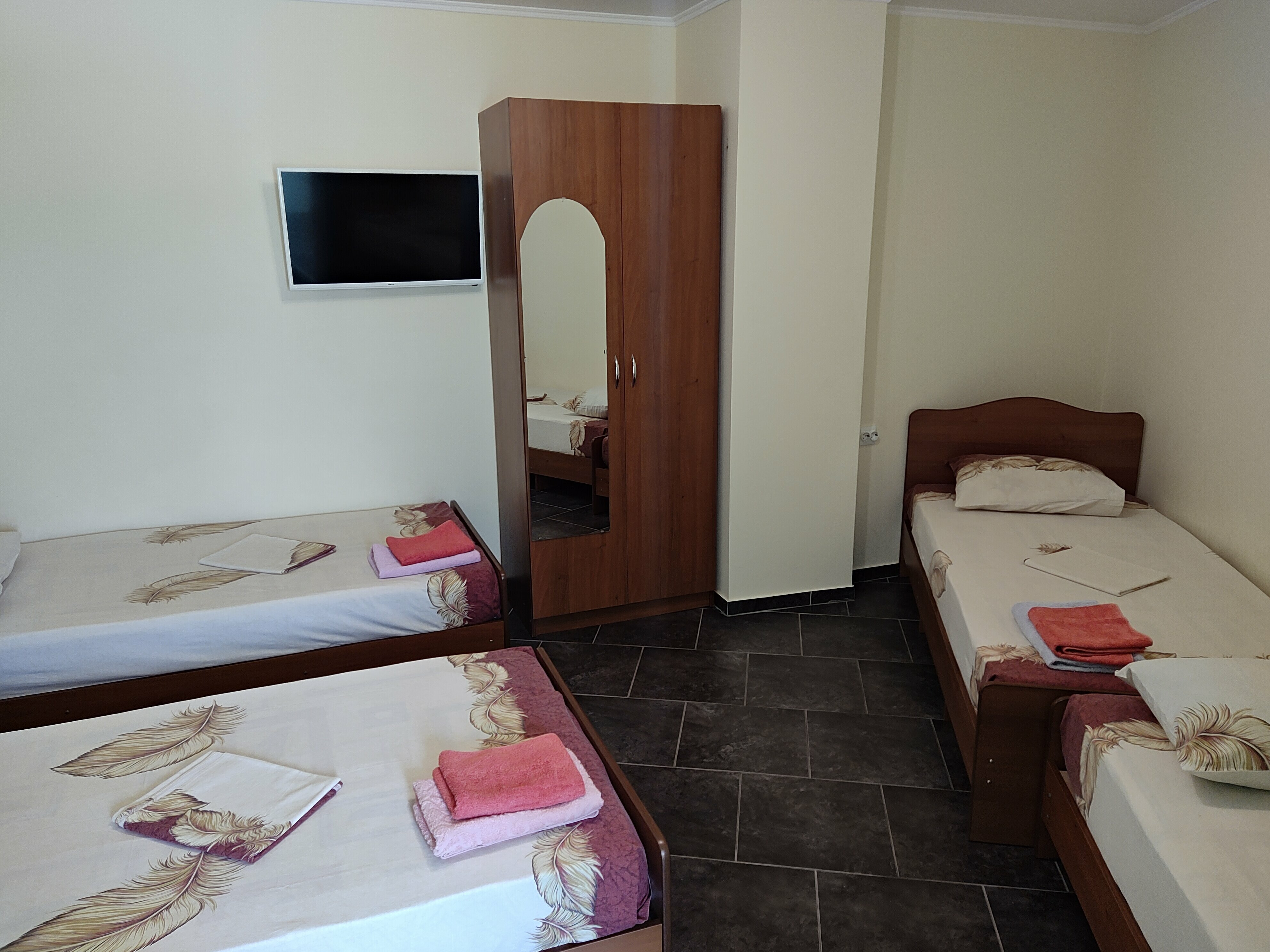 Четырехместный номер эконом-класса с общей ванной комнатой