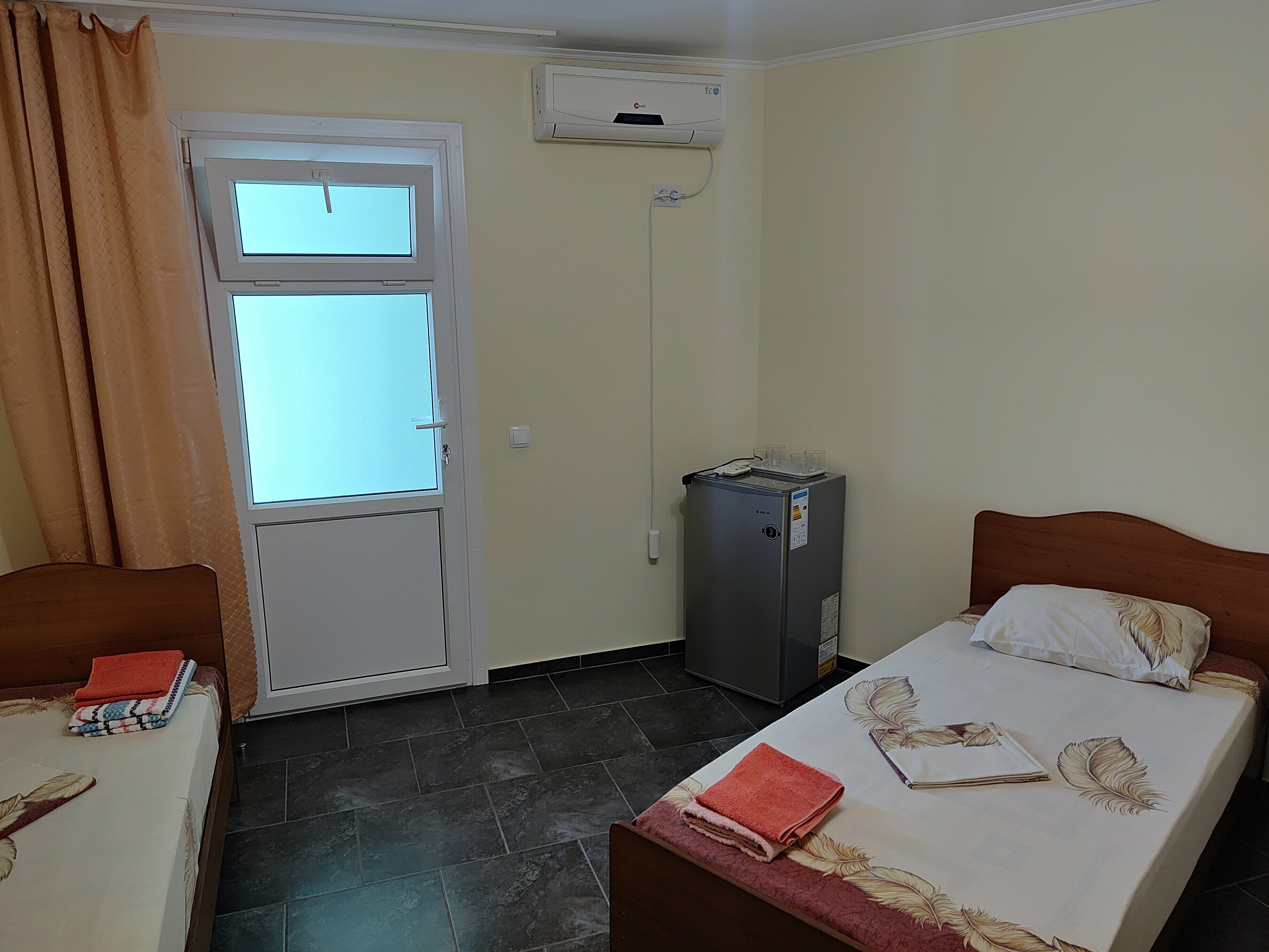 Четырехместный номер эконом-класса с общей ванной комнатой