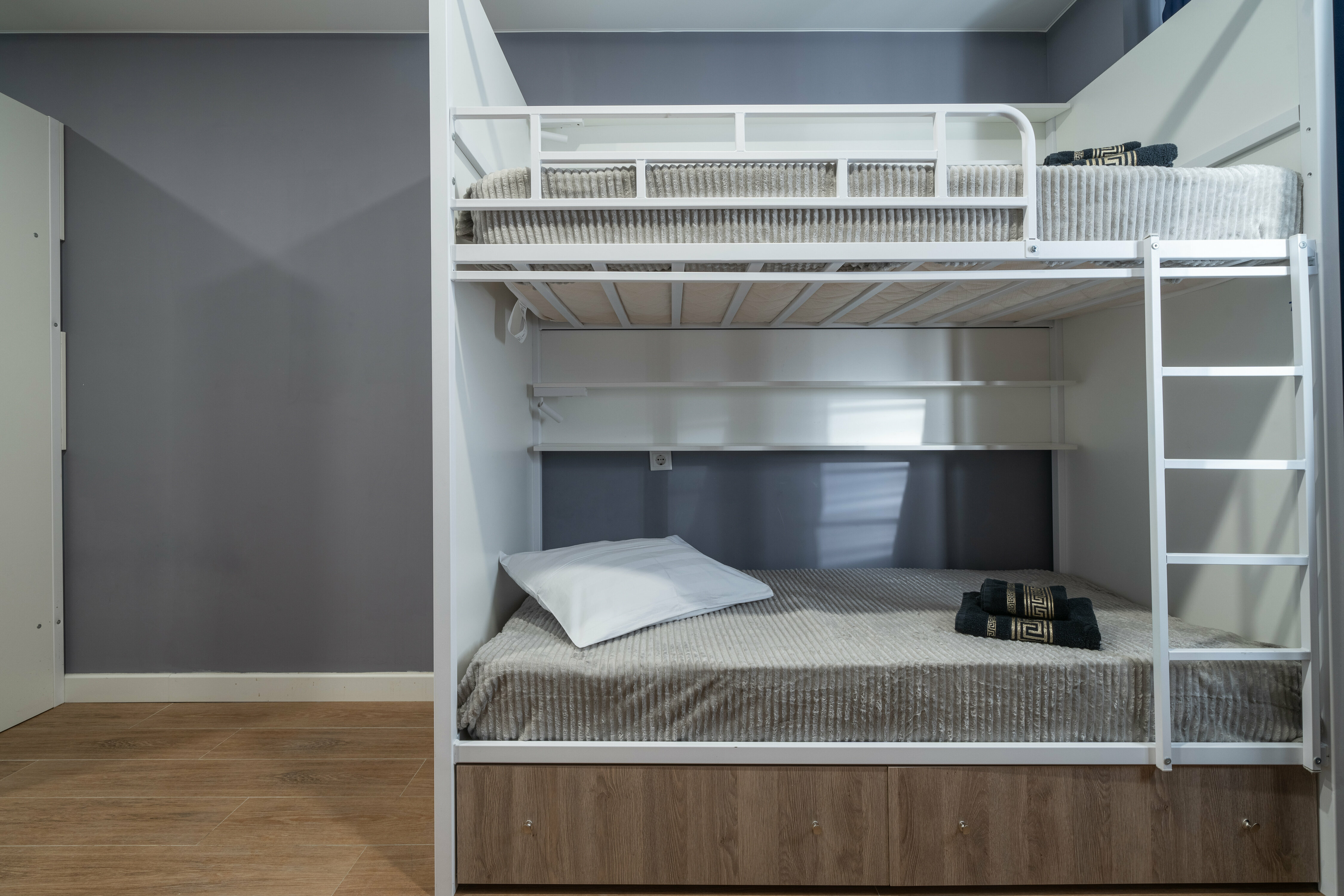 Спальное место на двухъярусной кровати в общем номере для женщин