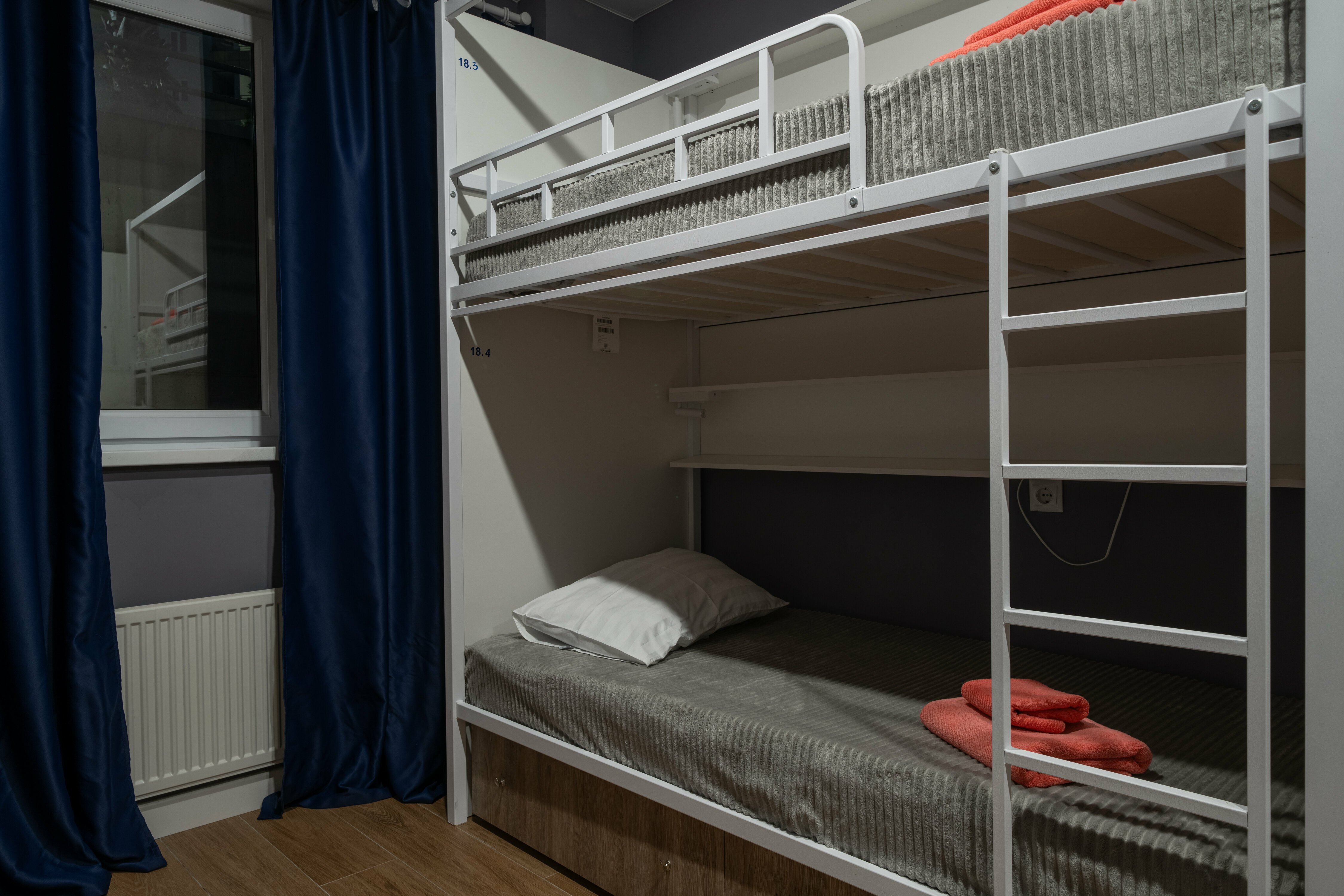 Спальное место на двухъярусной кровати в общем номере для женщин