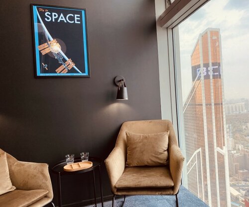 Номер панорамным видом на Москву и антресольной видовой кроватью в Say Wow Capsule Hotel
